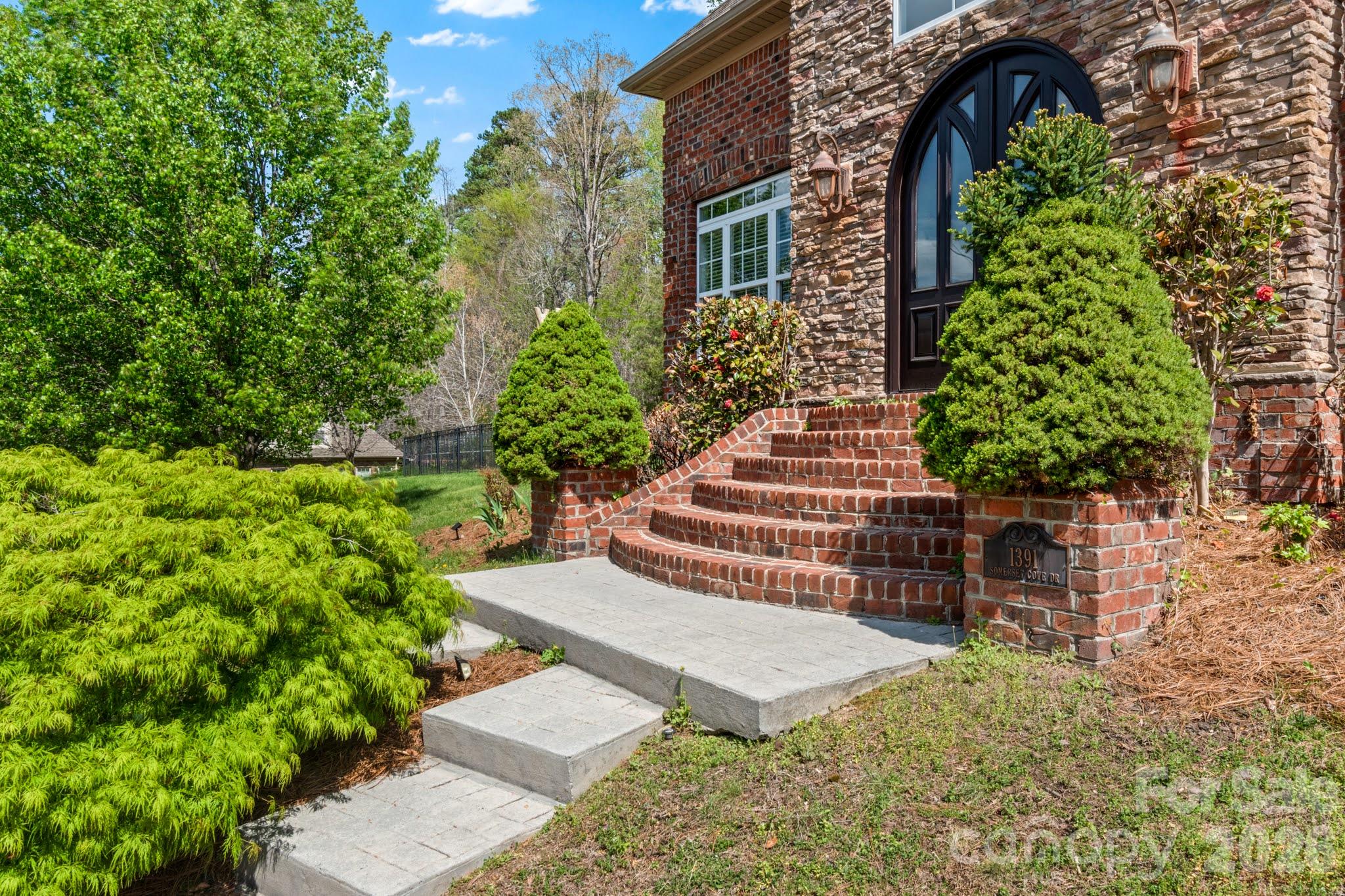 Single Family Residence at 1391 Somerset Cove Drive, Winston Salem, photo 4 of 42