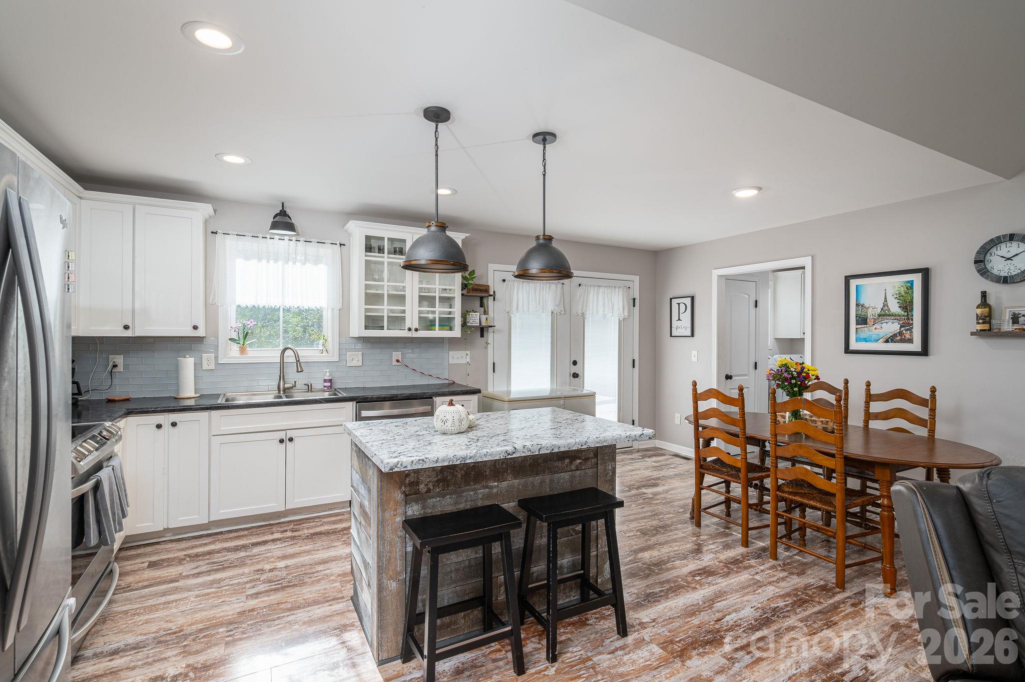 Single Family Residence at 203 Dayton Road, Dallas, photo 13 of 32