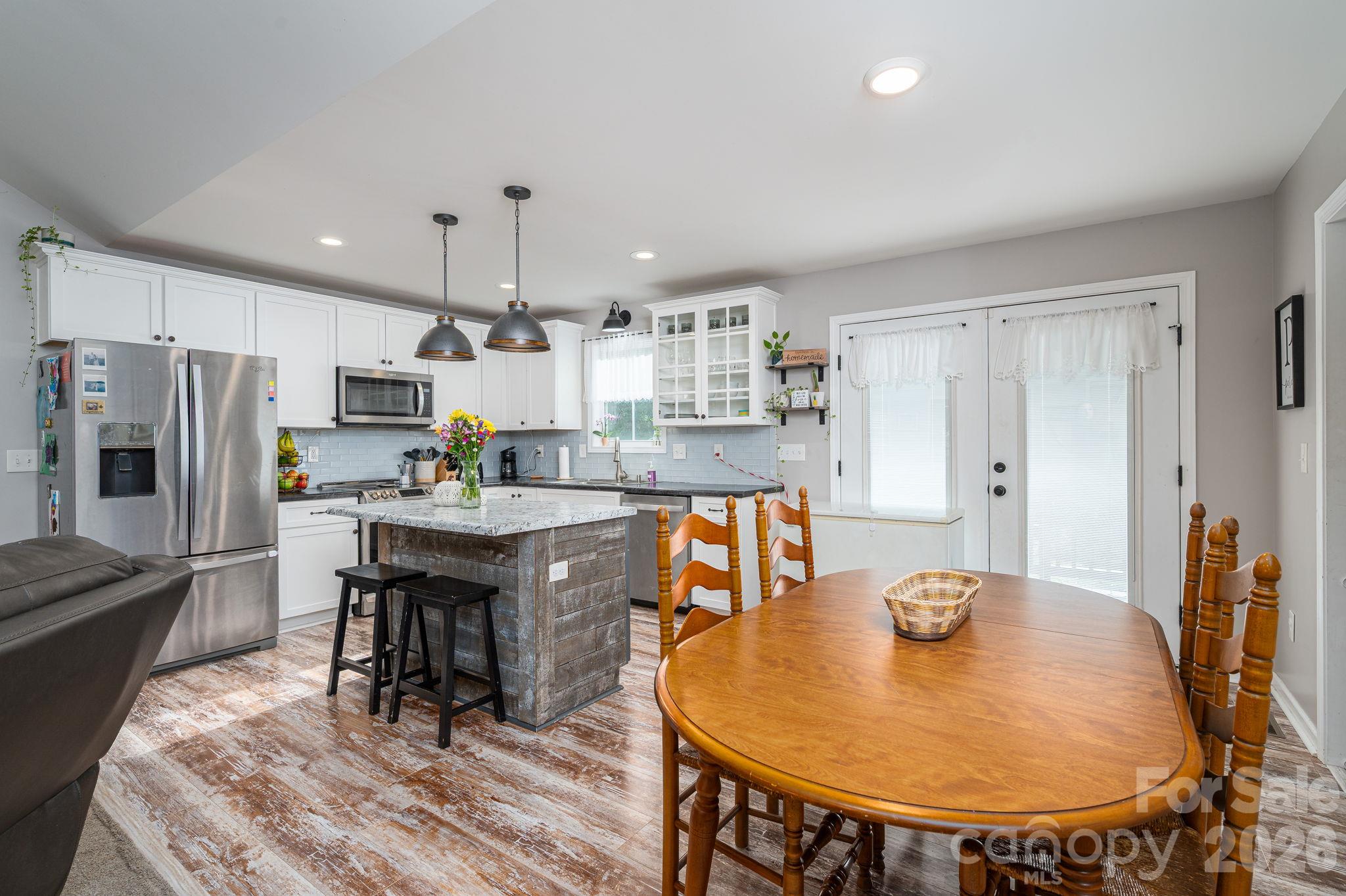 Single Family Residence at 203 Dayton Road, Dallas, photo 14 of 32