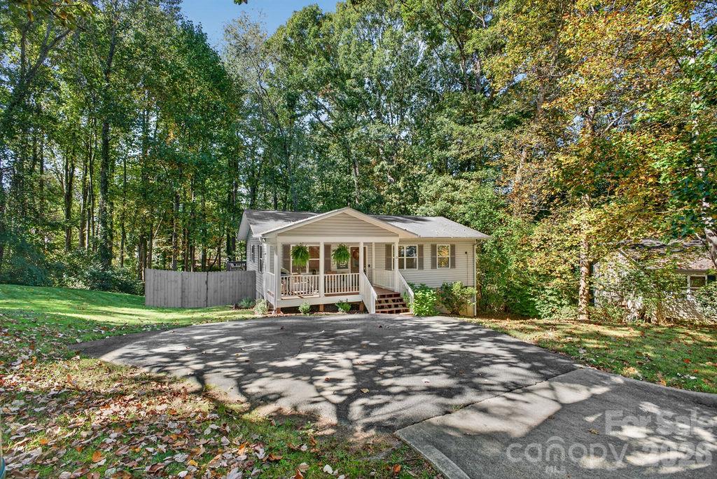 Single Family Residence at 20 McTindal Circle, Asheville, photo 2 of 28