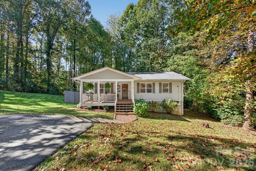 Single Family Residence at 20 McTindal Circle, Asheville, photo 3 of 28