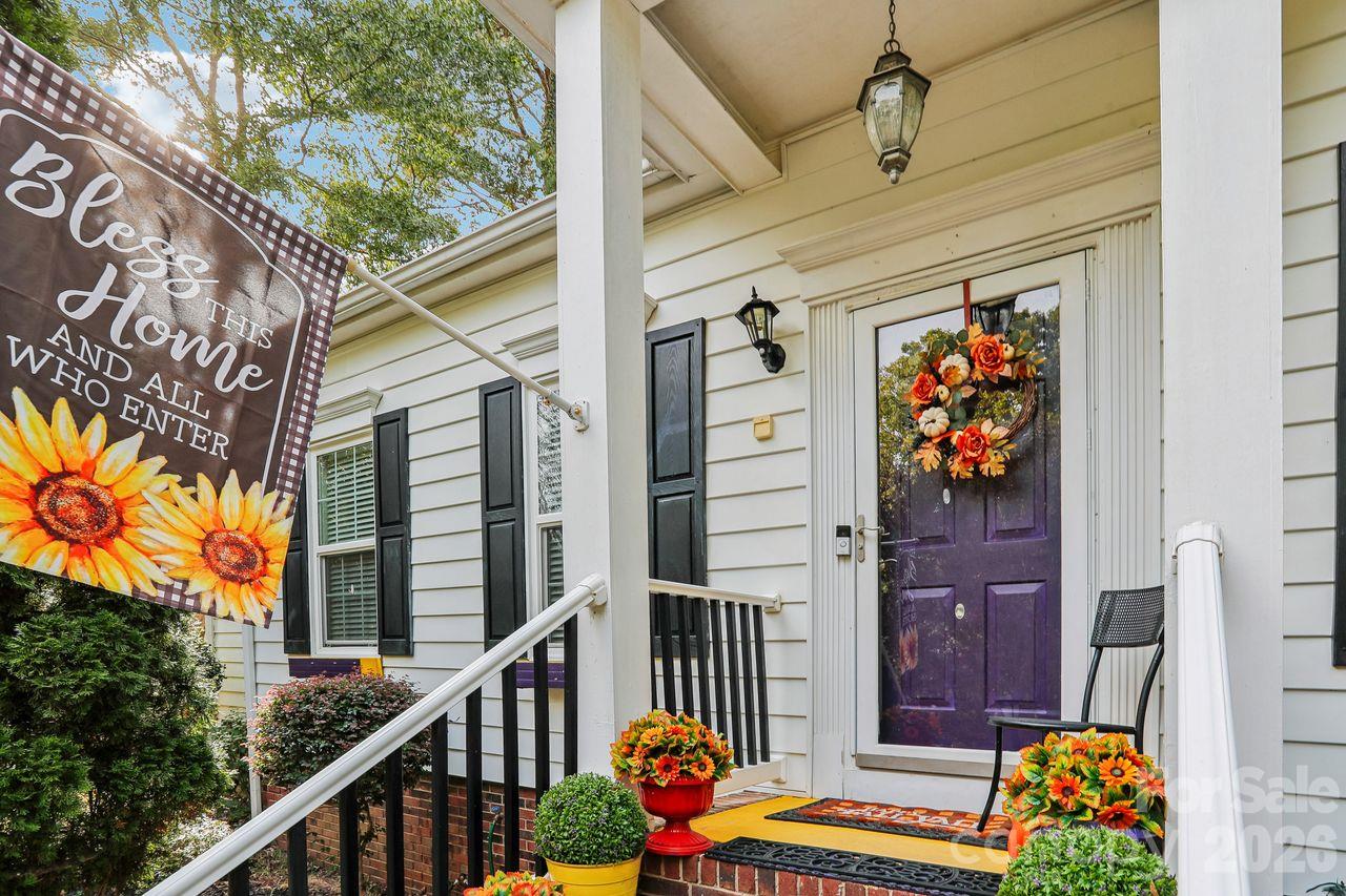 Single Family Residence at 1116 Somersby Lane, Matthews, photo 3 of 31