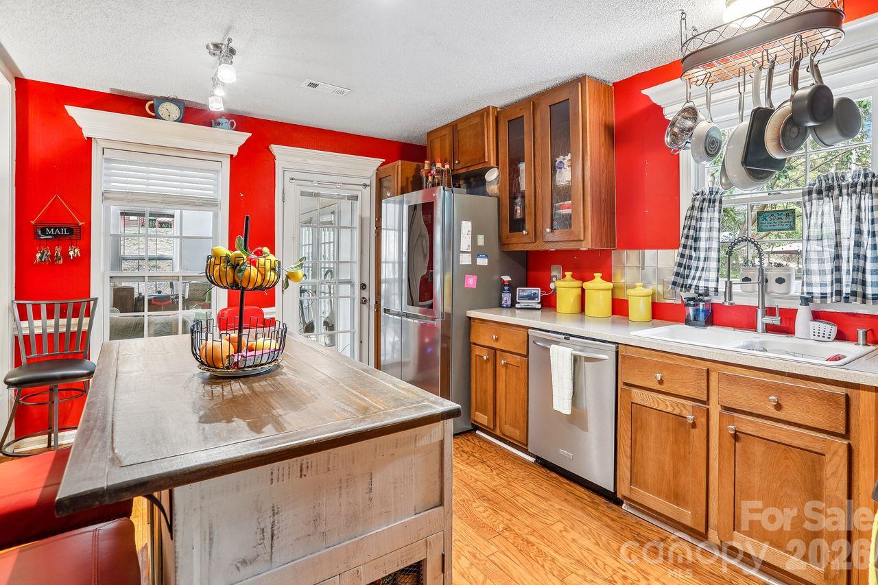 Single Family Residence at 1116 Somersby Lane, Matthews, photo 9 of 31