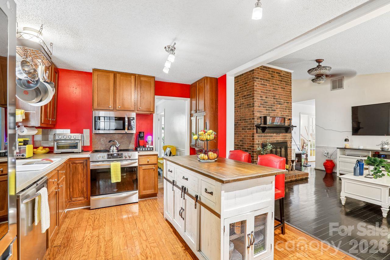 Single Family Residence at 1116 Somersby Lane, Matthews, photo 10 of 31