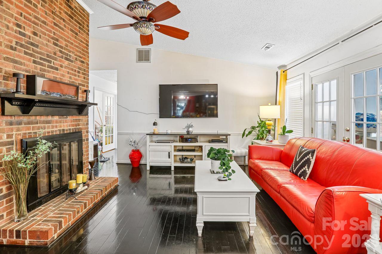 Single Family Residence at 1116 Somersby Lane, Matthews, photo 12 of 31