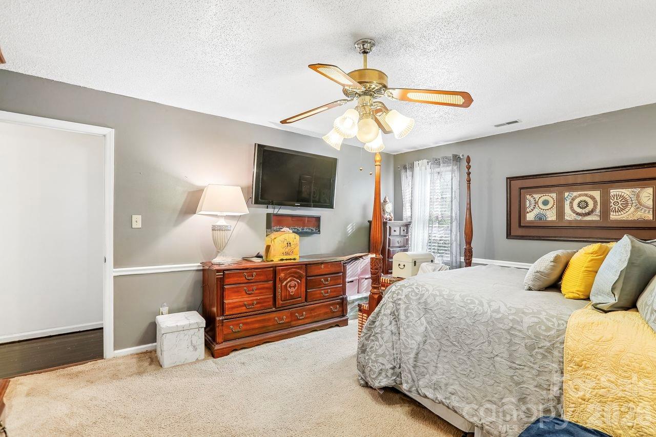 Single Family Residence at 1116 Somersby Lane, Matthews, photo 16 of 31