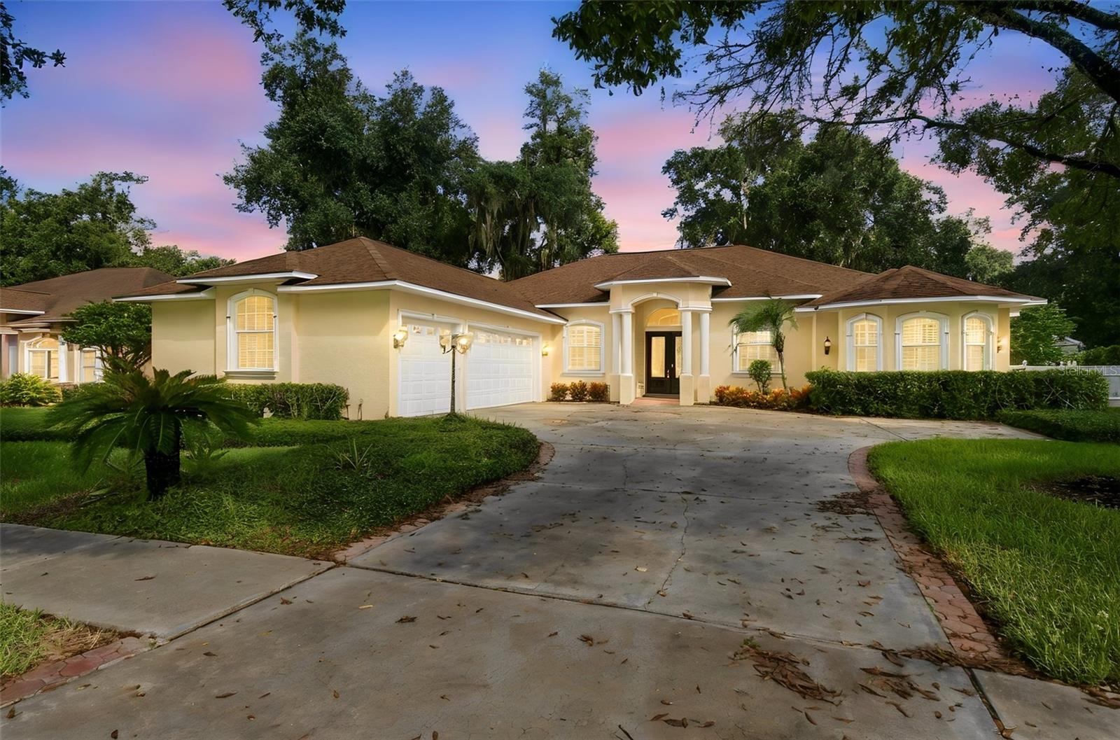 Single Family Residence at 816 CITRUS WOOD LN, VALRICO, photo 2 of 100