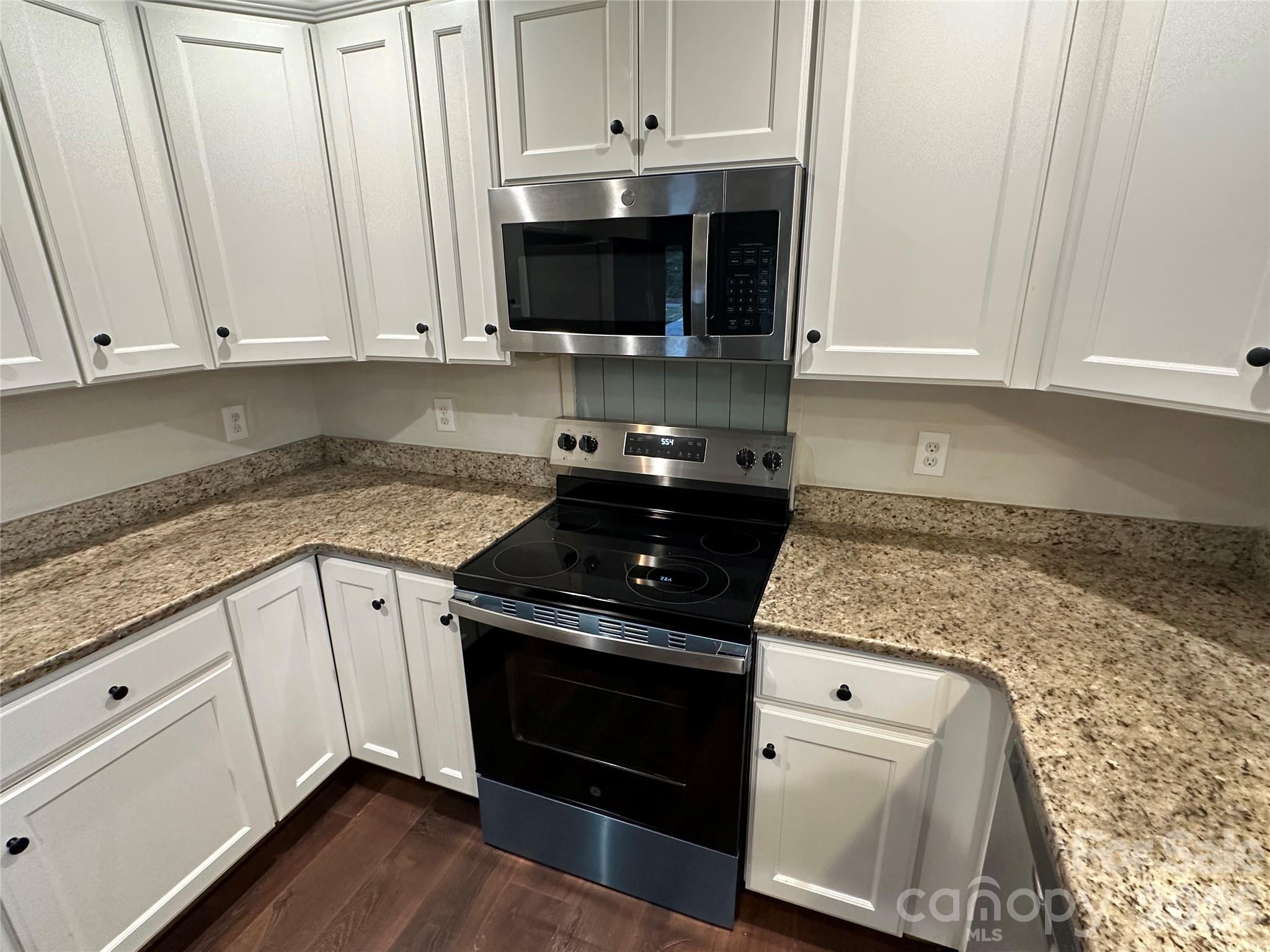 Single Family Residence at 177 Pinehaven Drive, New London, photo 9 of 44