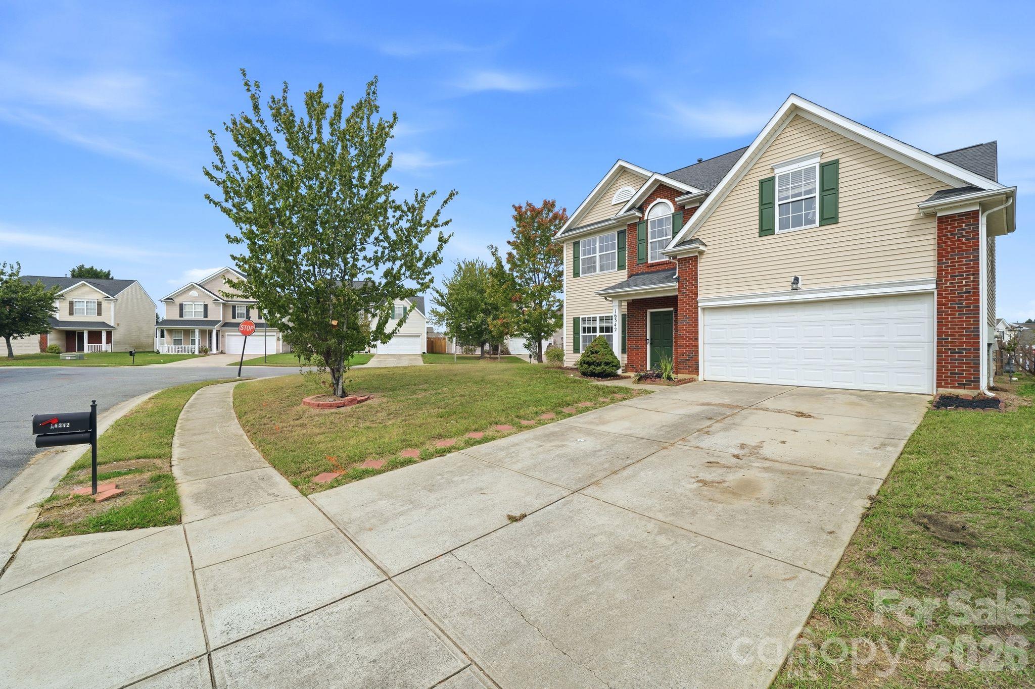 Single Family Residence at 16342 Hayfield Road, Charlotte, photo 2 of 38