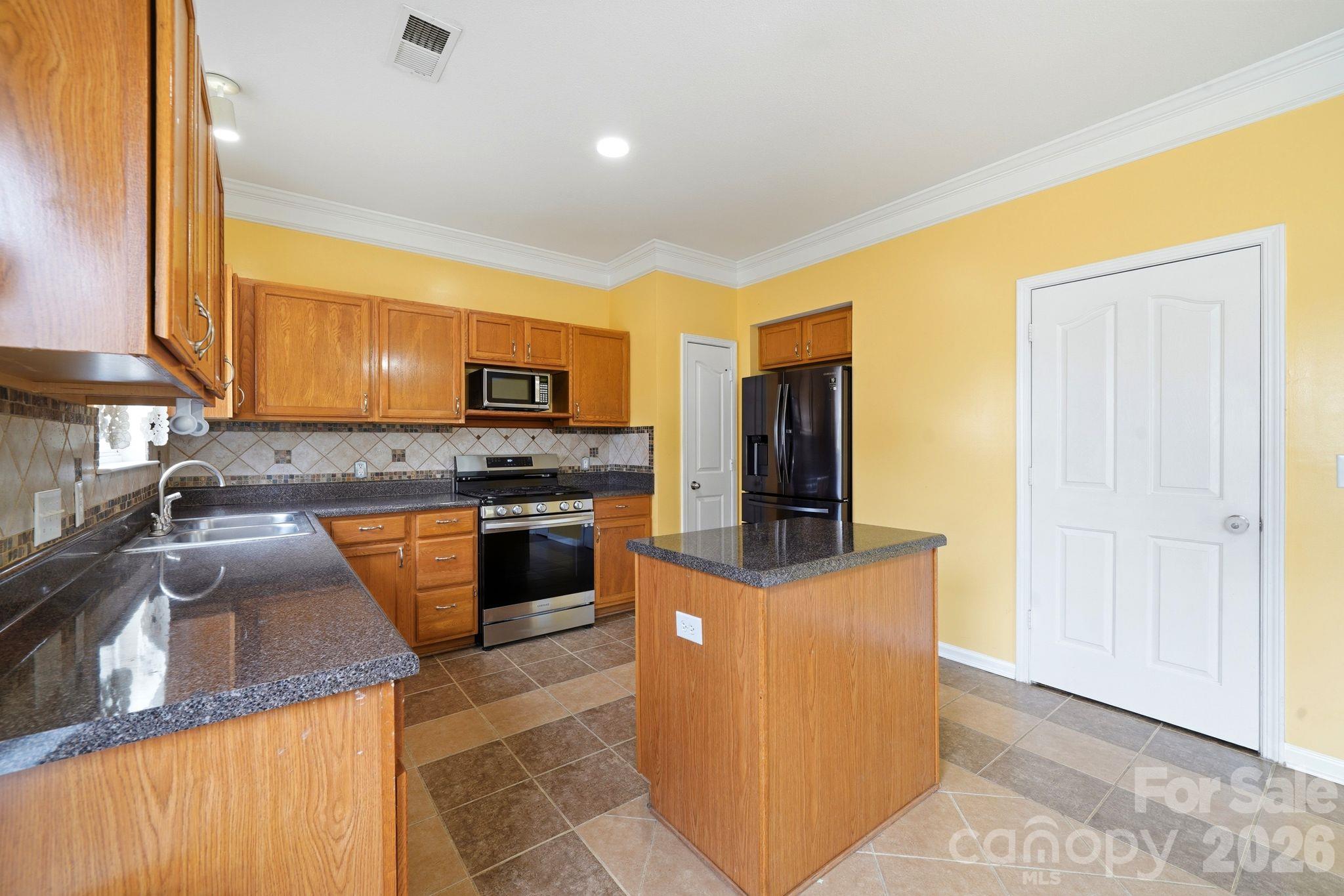 Single Family Residence at 16342 Hayfield Road, Charlotte, photo 10 of 38