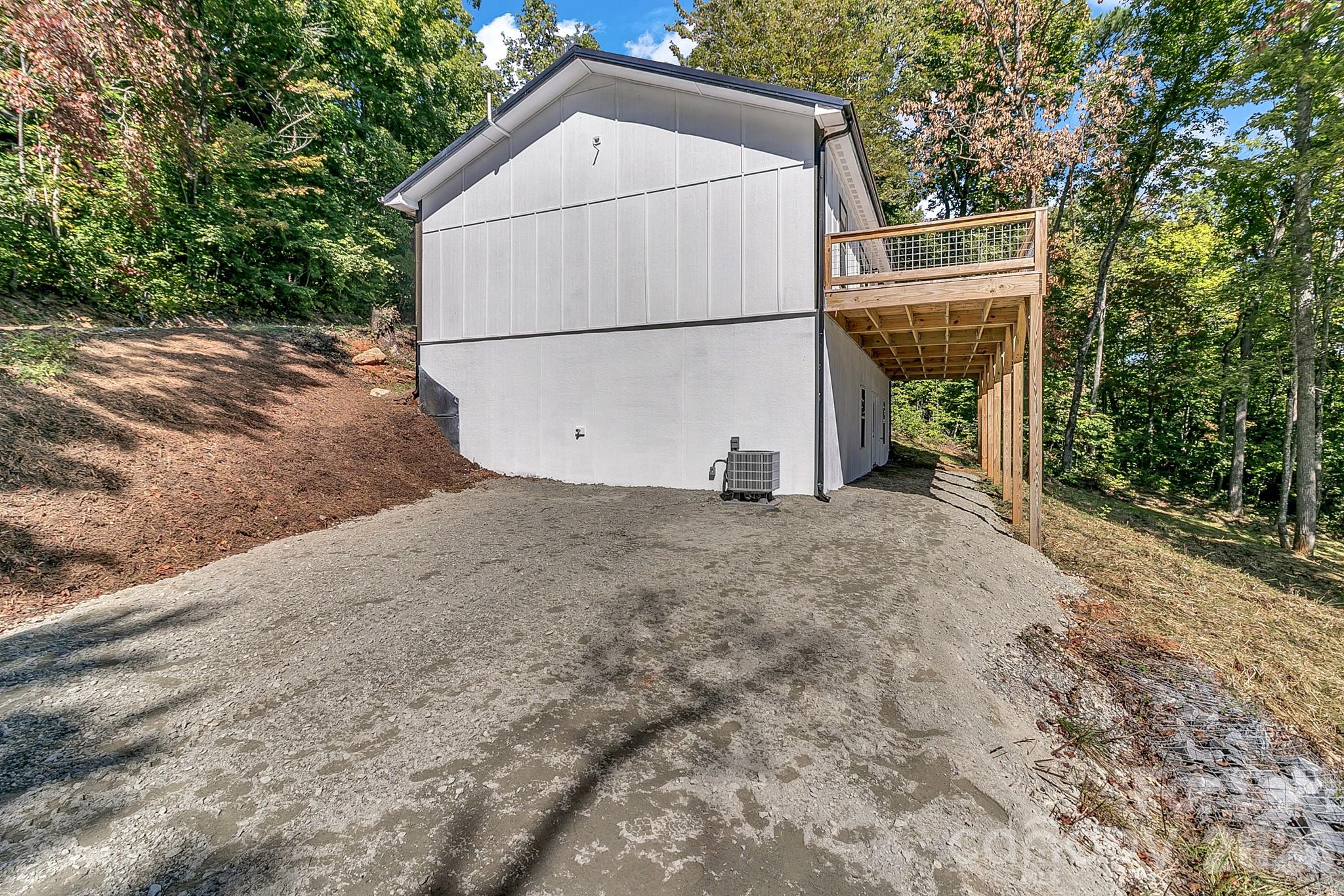 Single Family Residence at 135 Bald Eagle Drive, Hendersonville, photo 6 of 41