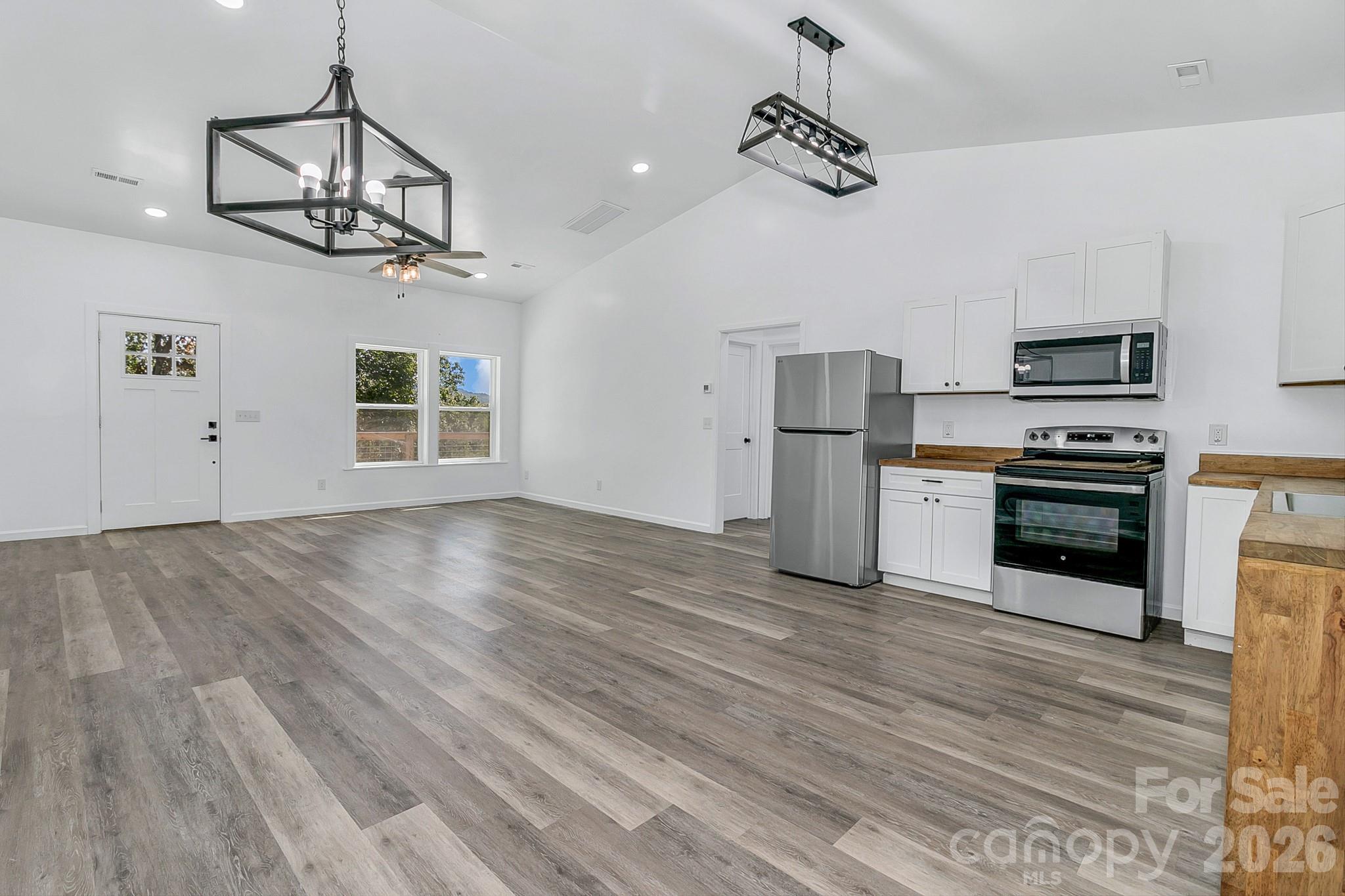 Single Family Residence at 135 Bald Eagle Drive, Hendersonville, photo 10 of 41