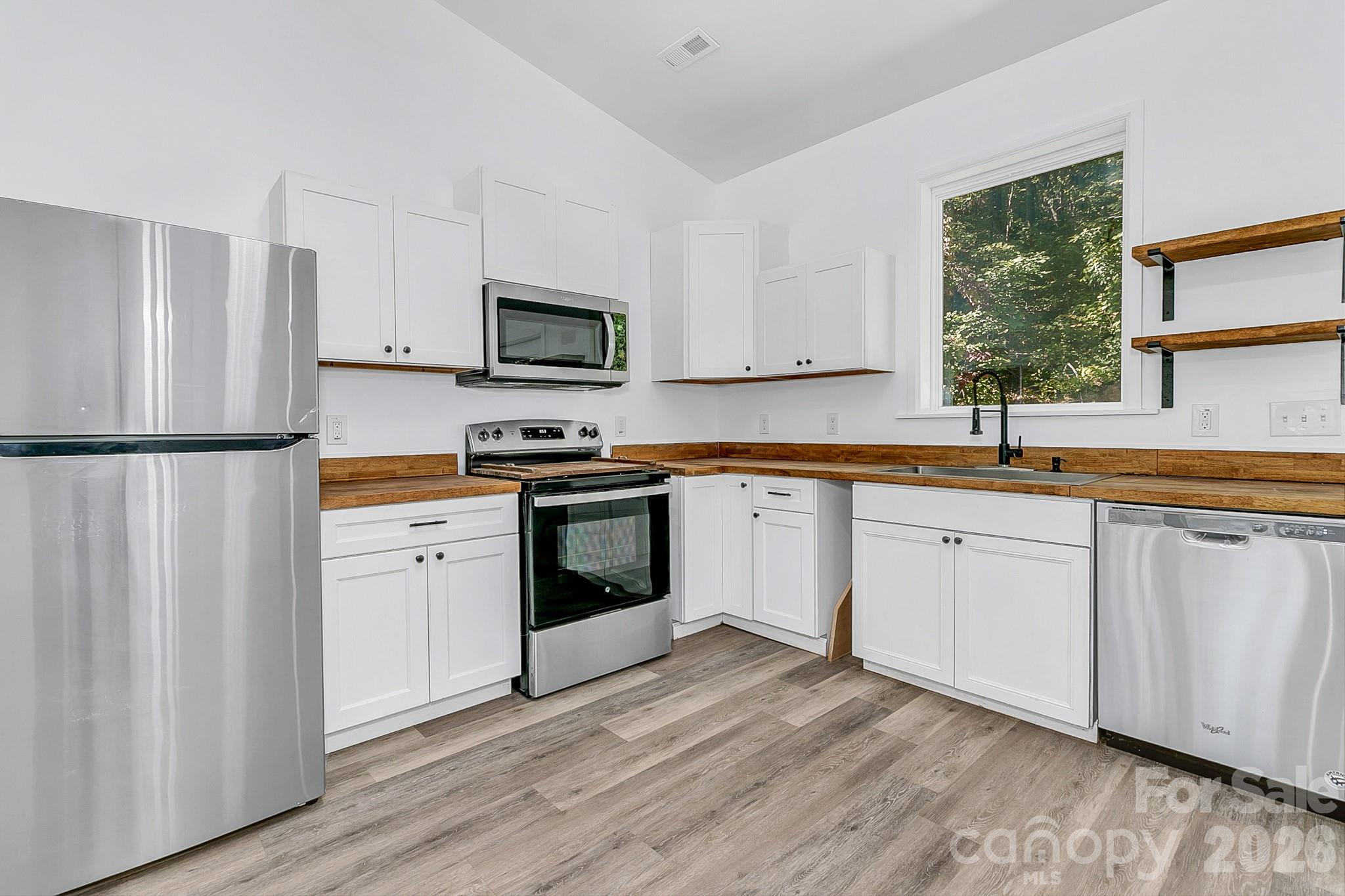 Single Family Residence at 135 Bald Eagle Drive, Hendersonville, photo 14 of 41
