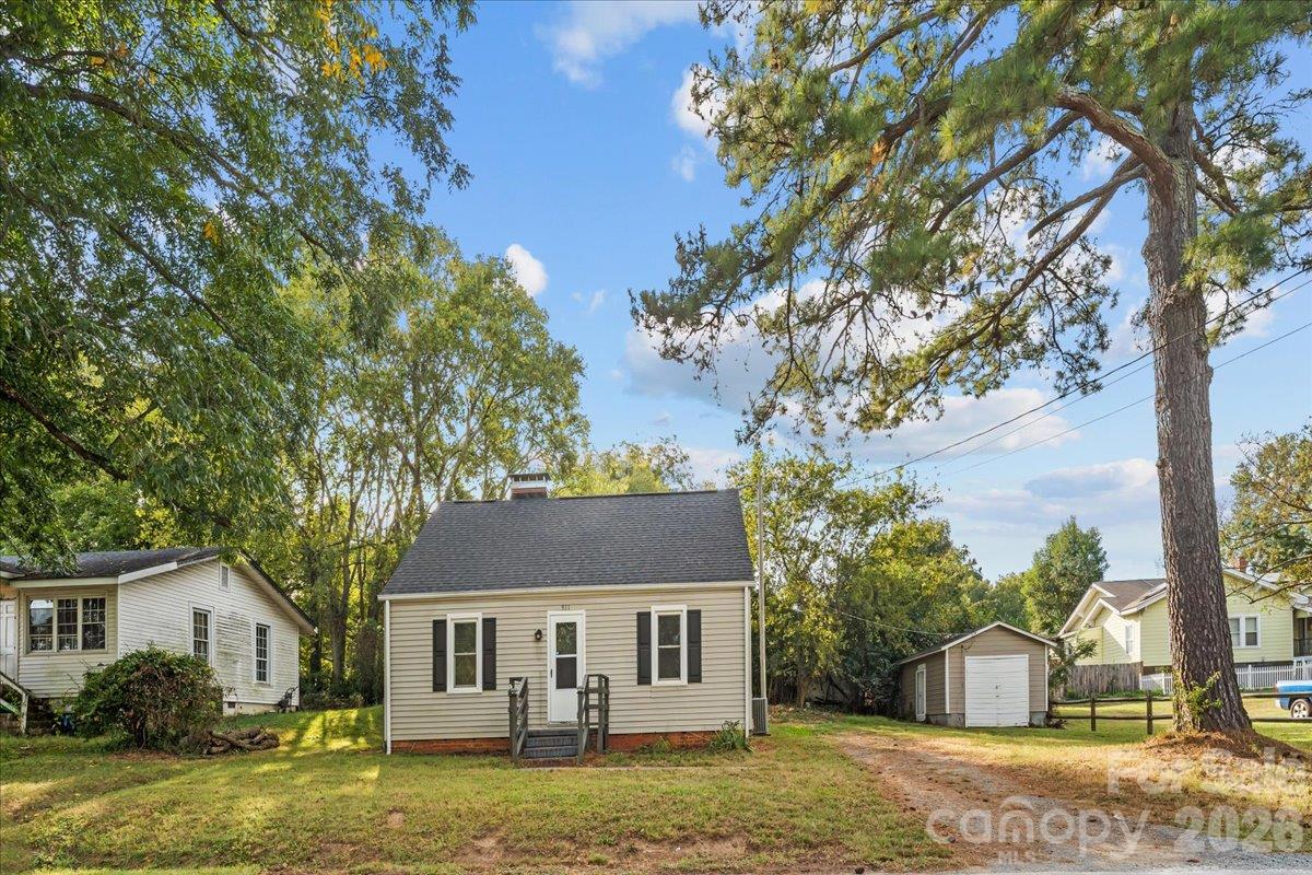 Single Family Residence at 911 Carolina Avenue, Albemarle, photo 3 of 18