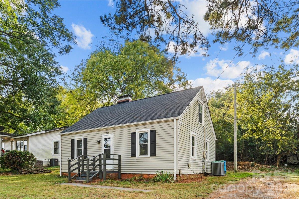 Single Family Residence at 911 Carolina Avenue, Albemarle, photo 4 of 18