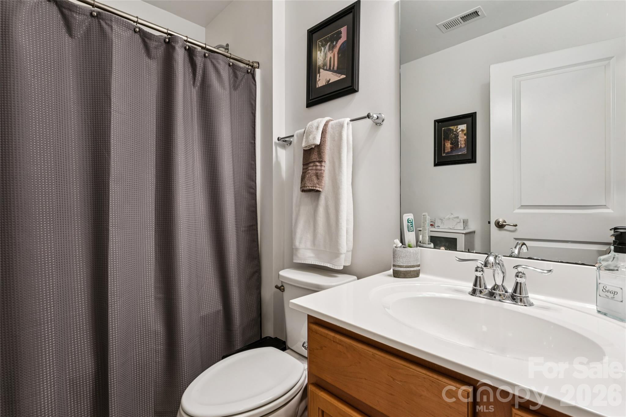 Upstairs hallway bath with tub/shower combo - 9506 Birkwood Court, Charlotte