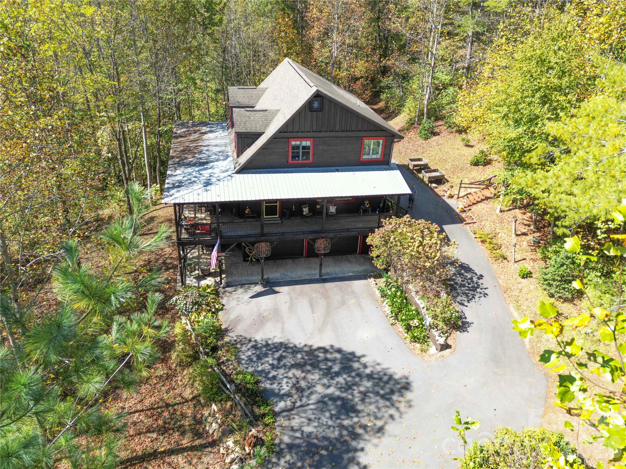 Single Family Residence at 111 Elkhound Road, Waynesville, photo 9 of 48
