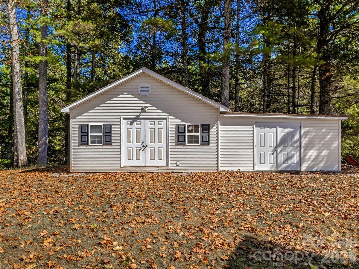 Single Family Residence at 59 Higher Ground Lane, Burnsville, photo 7 of 34
