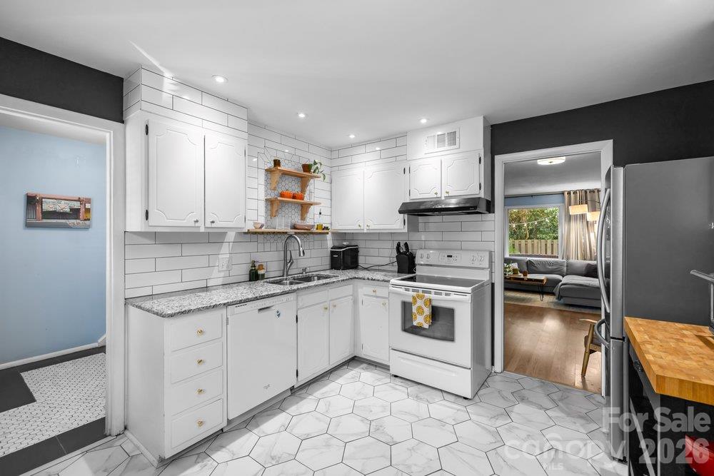 Condominium at 4607 Hedgemore Drive, Charlotte, photo 2 of 20