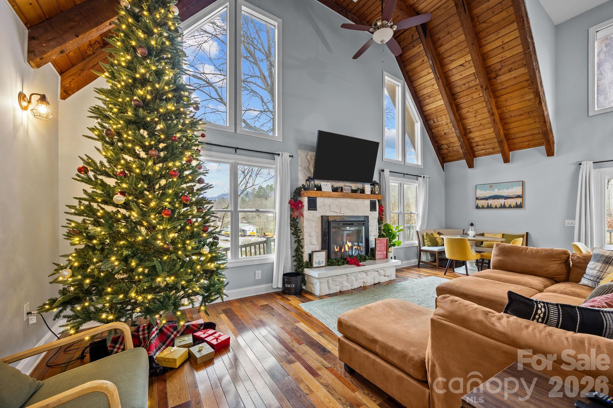 Lovely, Cozy living room filled with Holiday Cheer - 540 Toot Hollow Road, Bryson City
