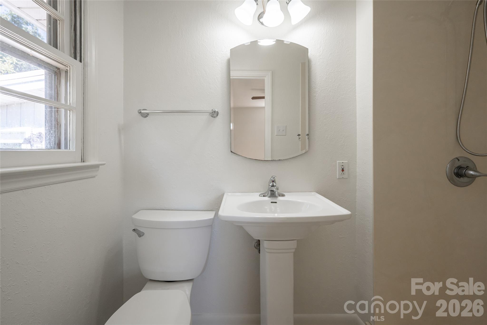 Primary ensuite - 23 Wagon Road, Asheville