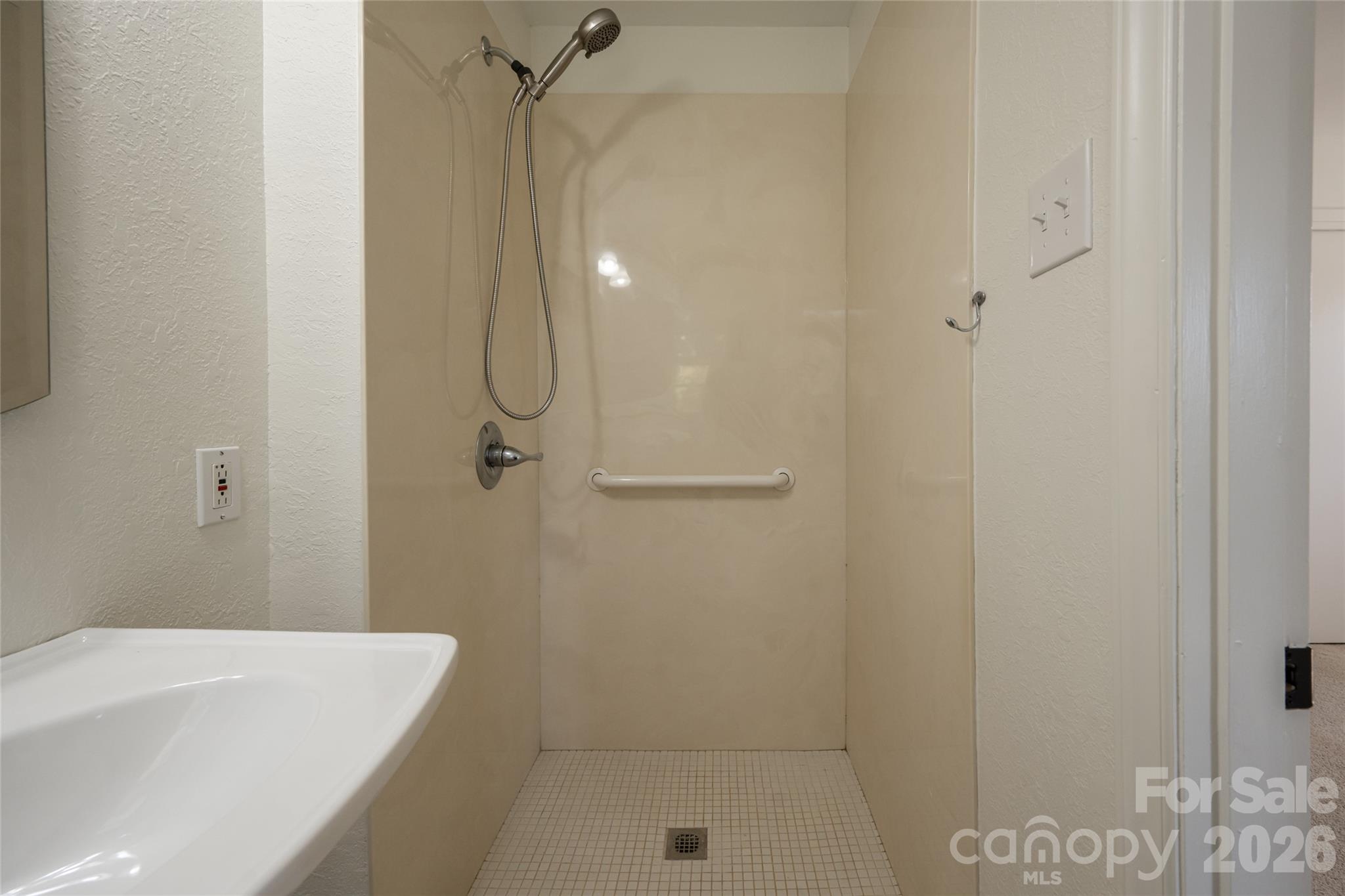 Primary ensuite - 23 Wagon Road, Asheville