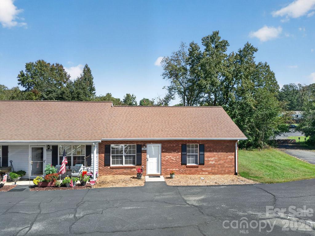 Townhouse at 122 24th Street NW, Hickory, photo 2 of 21