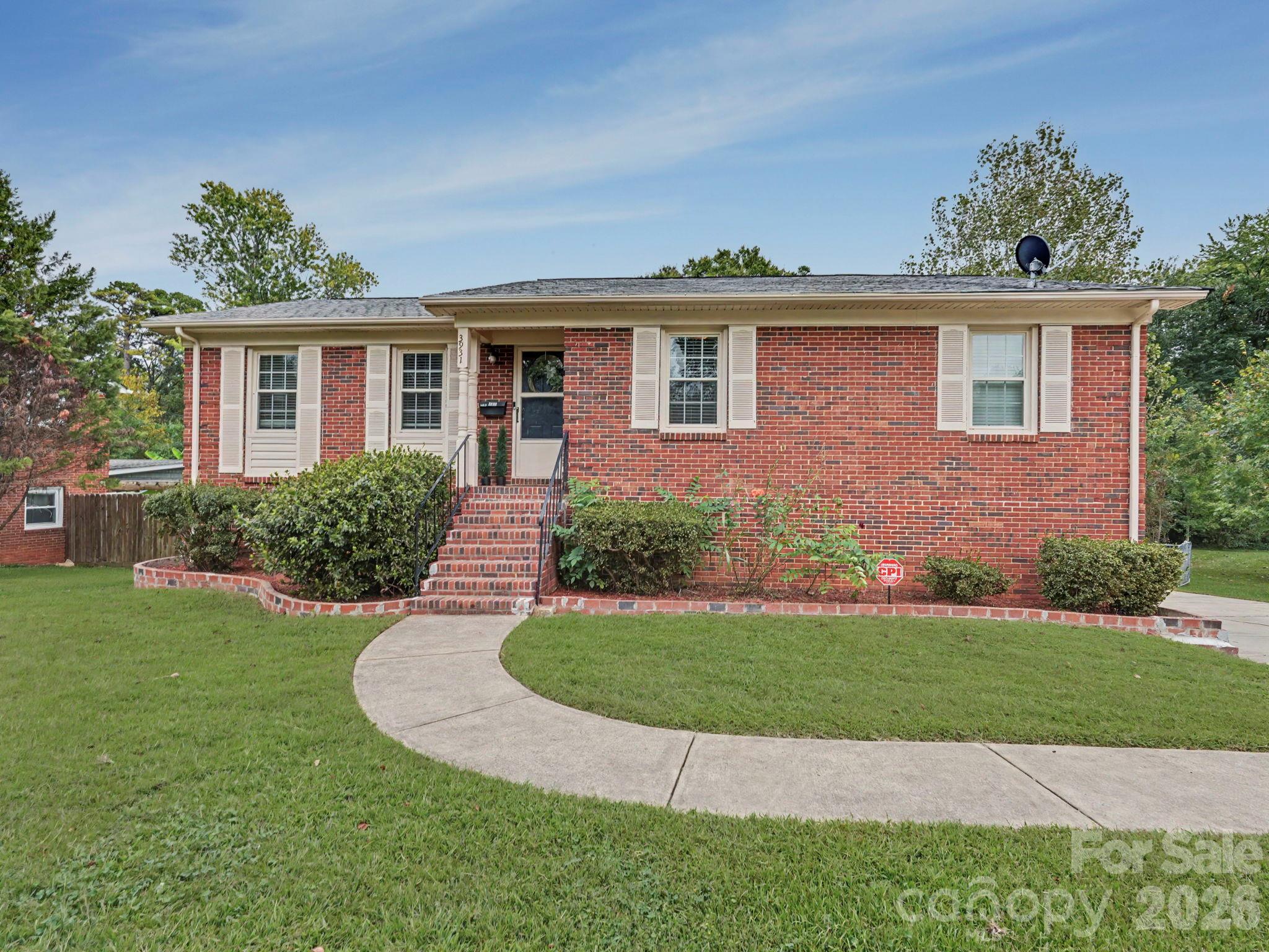 Single Family Residence at 3931 Irvington Drive, Charlotte, photo 2 of 41