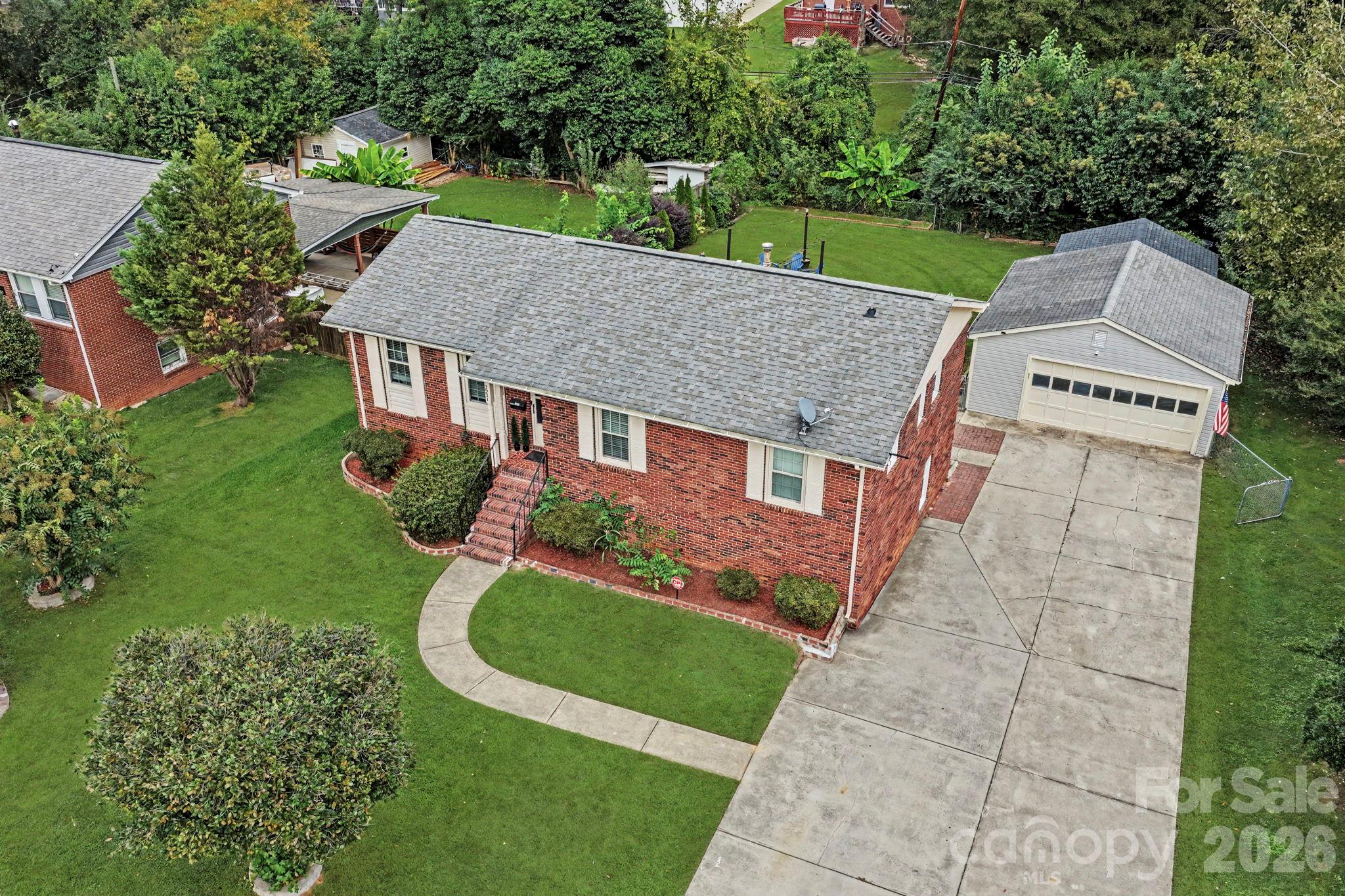 Single Family Residence at 3931 Irvington Drive, Charlotte, photo 4 of 41
