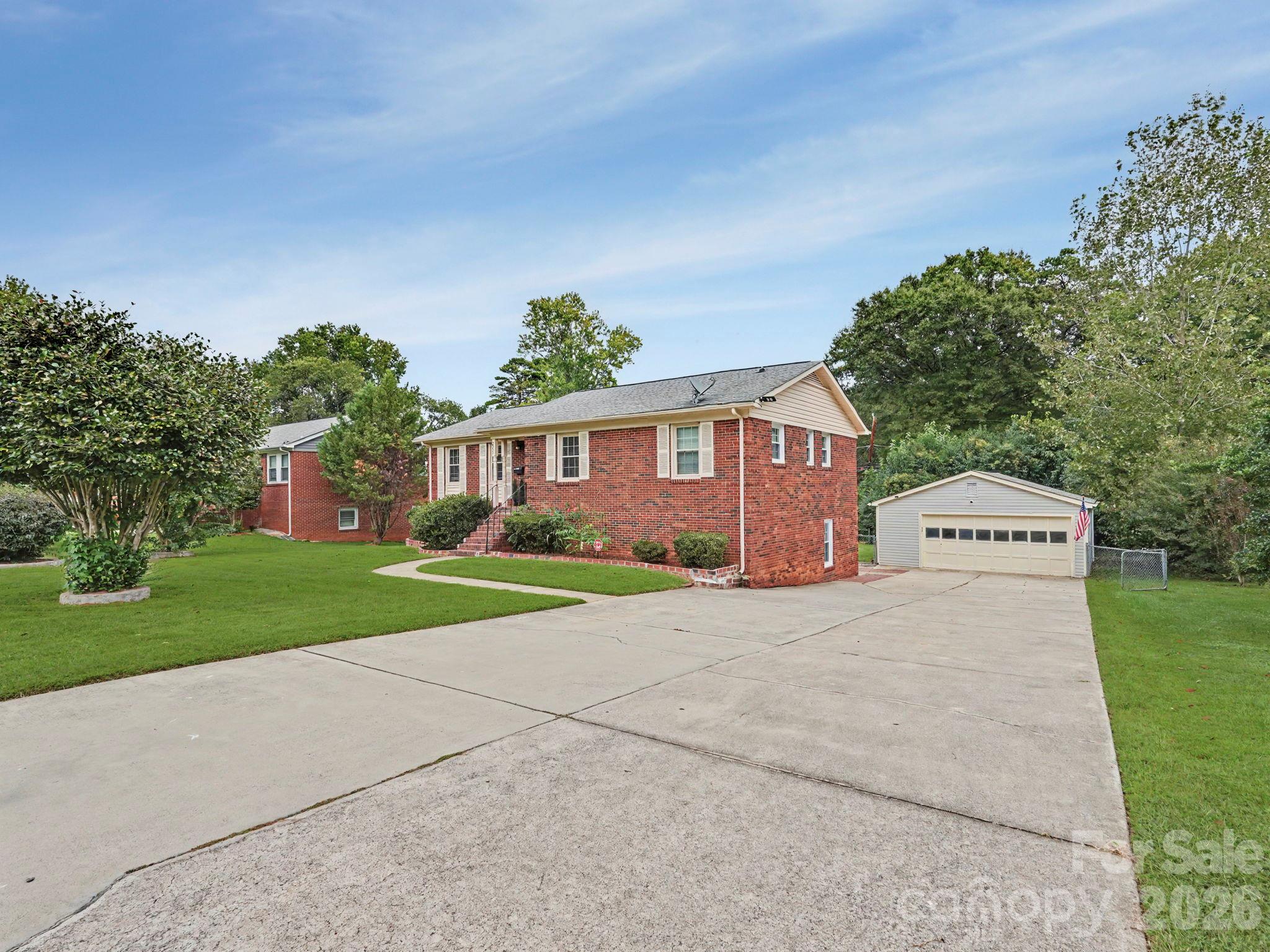 Single Family Residence at 3931 Irvington Drive, Charlotte, photo 5 of 41