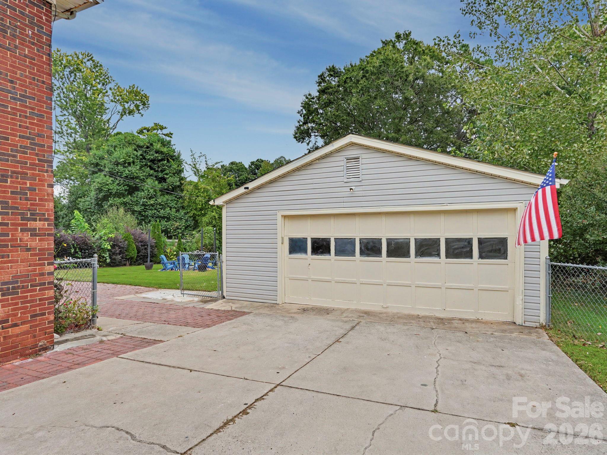 Single Family Residence at 3931 Irvington Drive, Charlotte, photo 6 of 41