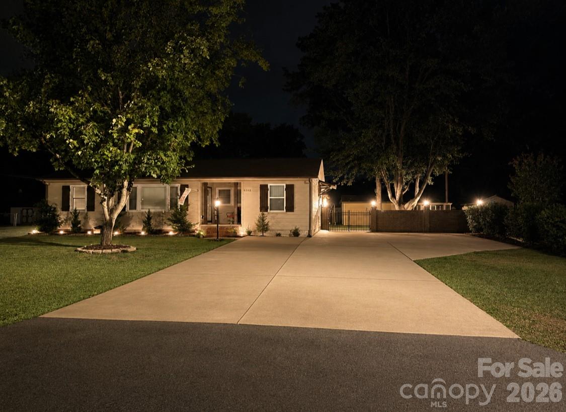 Single Family Residence at 9202 Elgin Drive, Charlotte, photo 5 of 39