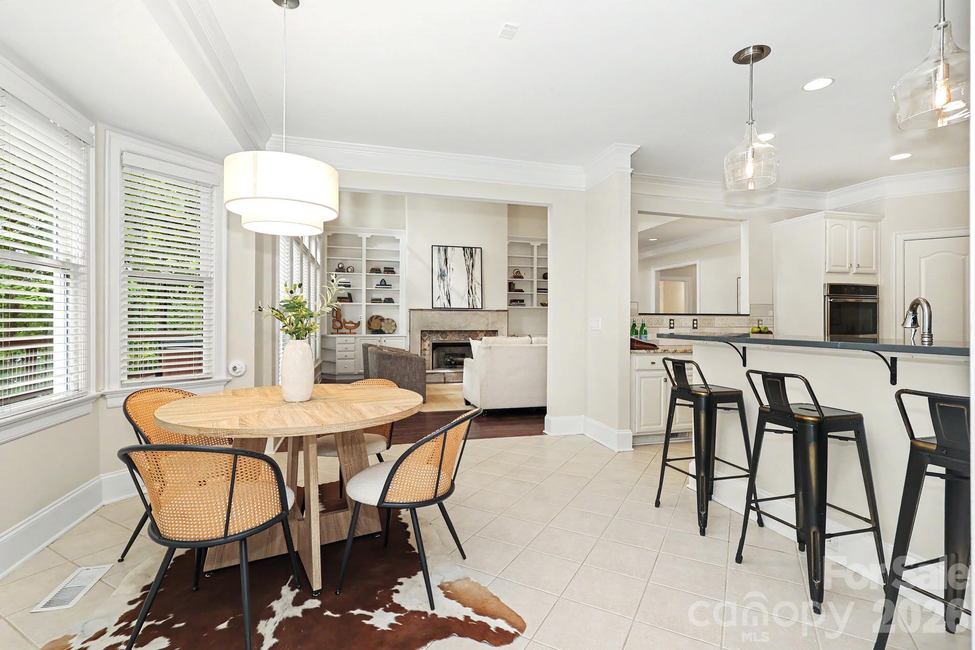 Cosy breakfast area in the kitchen adjacent to the family room - 4320 Town And Country Drive, Charlotte