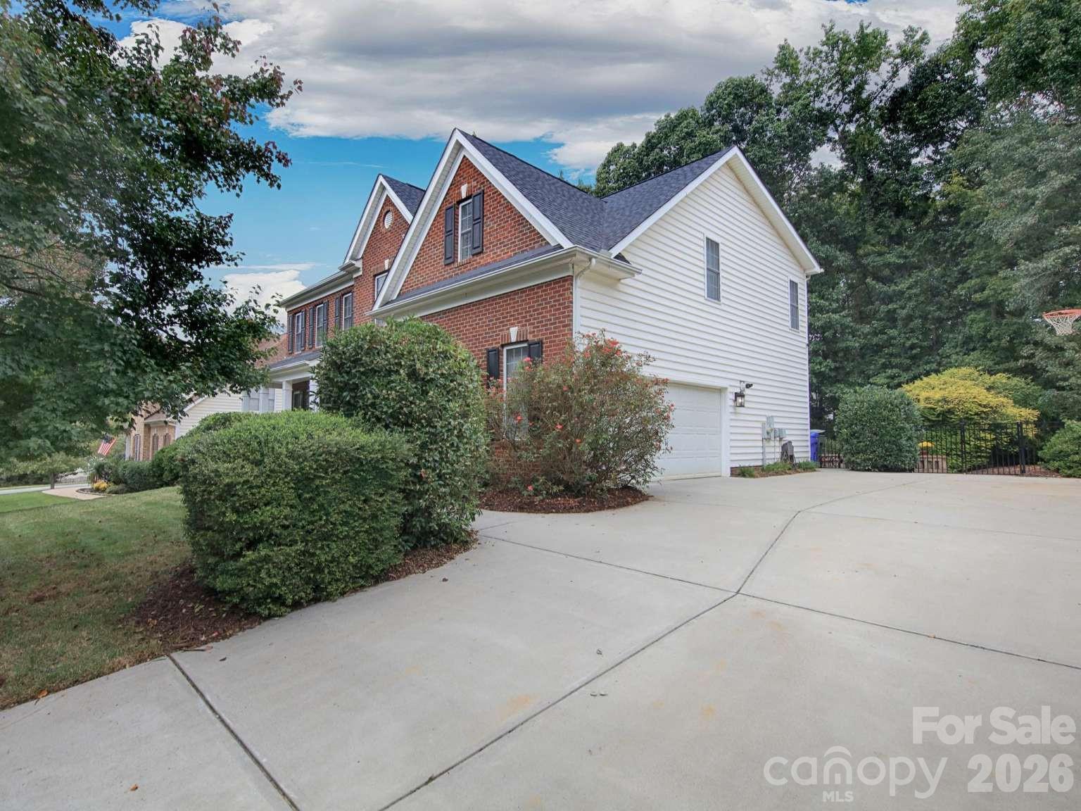 Single Family Residence at 166 Laurel Glen Drive, Mooresville, photo 3 of 40