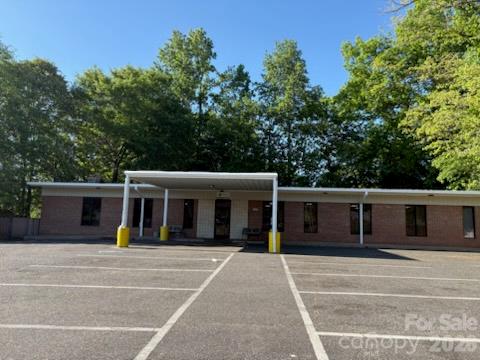 Retail Center at 1020 E Marion Street E, Shelby, photo 2 of 13