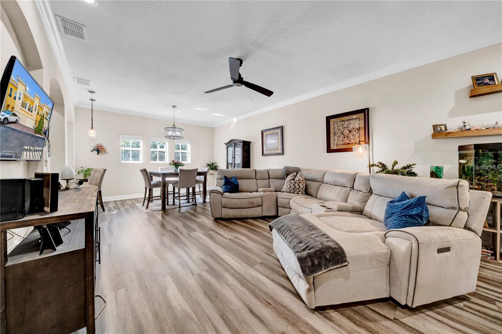 Living/Dining Room Combo with HIGH ceilings - 614 105TH LN N, ST PETERSBURG