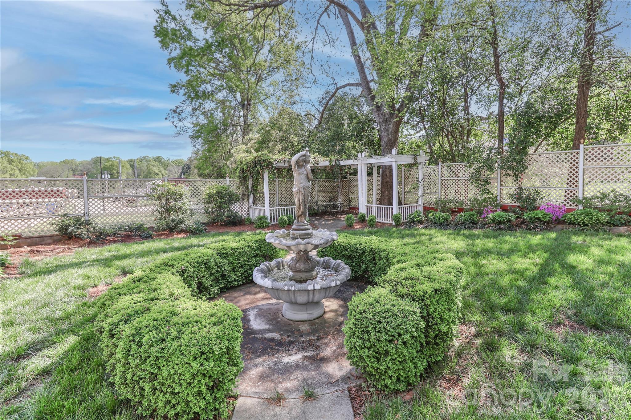 Private Backyard/Santuary - 235 Walnut Street, Statesville