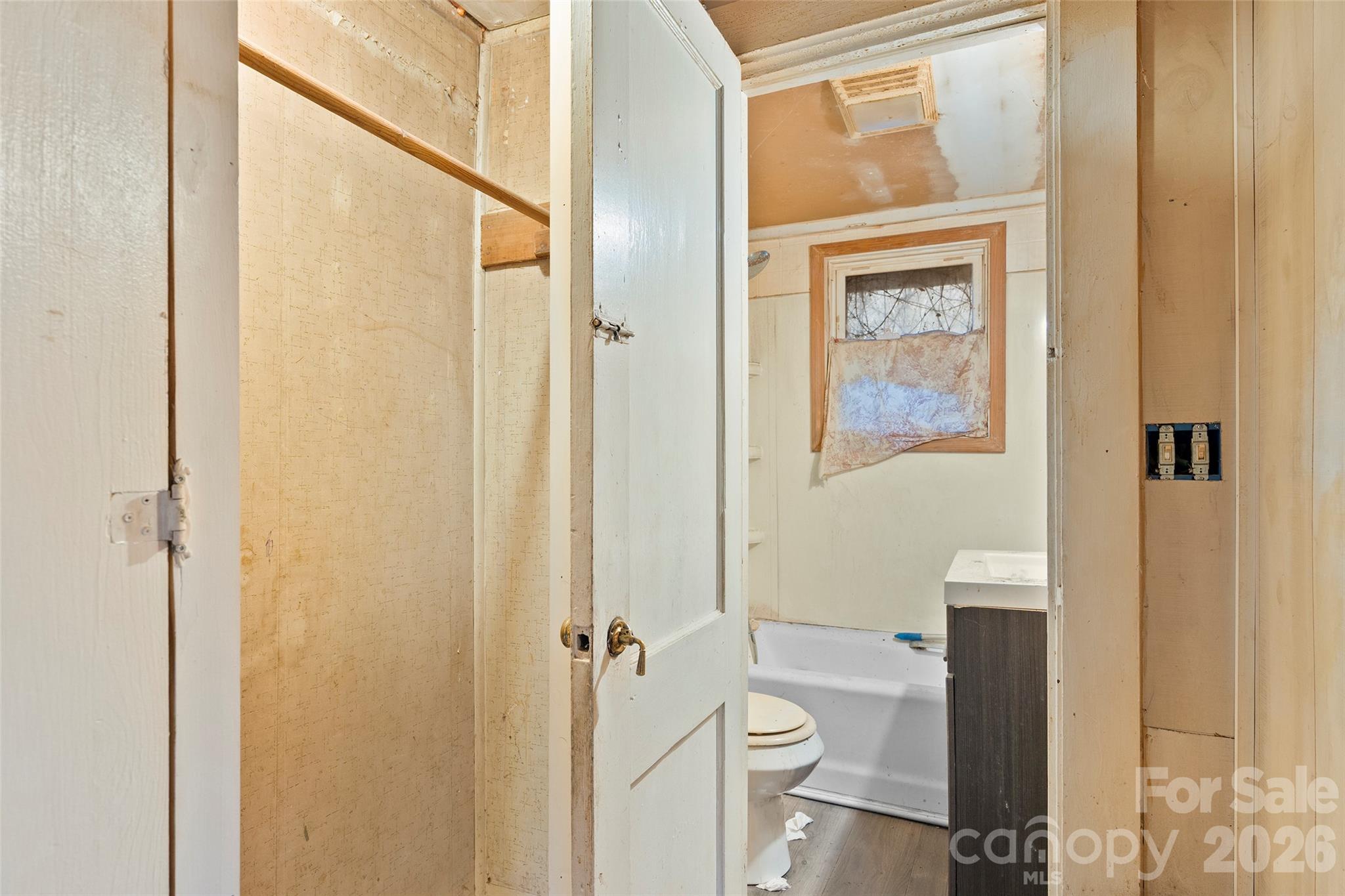 Single Family Residence at 75 Travis Street, Clyde, photo 10 of 15