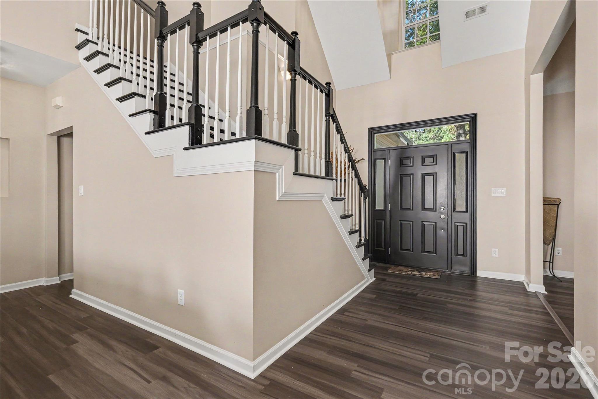 Single Family Residence at 8030 Shiny Meadow Drive, Charlotte, photo 5 of 32