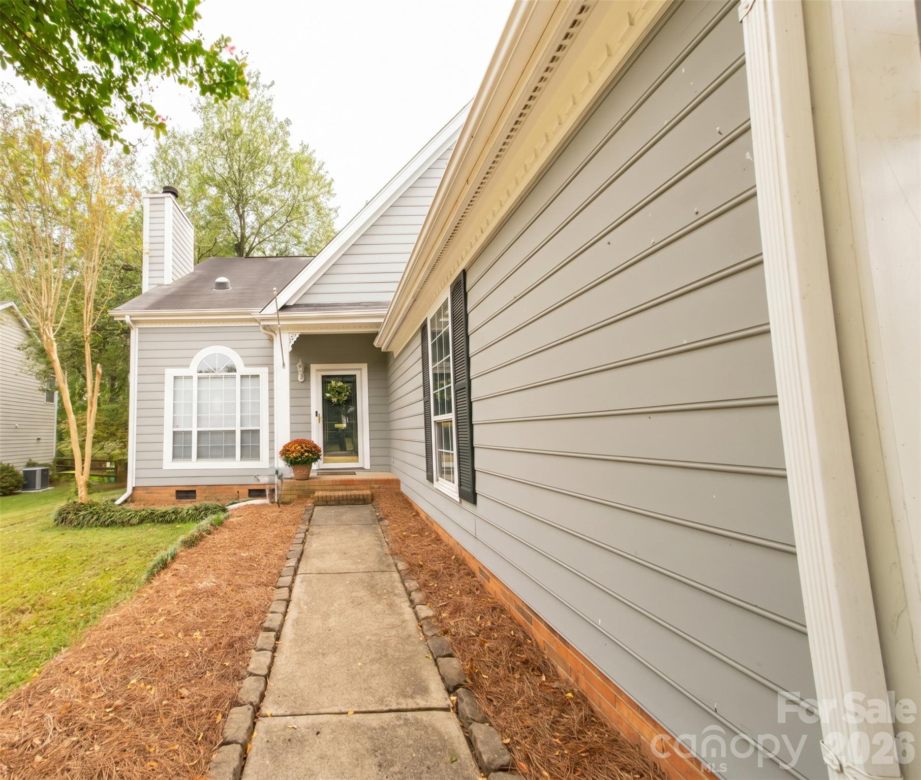 Single Family Residence at 13836 Poppleton Court, Charlotte, photo 2 of 26