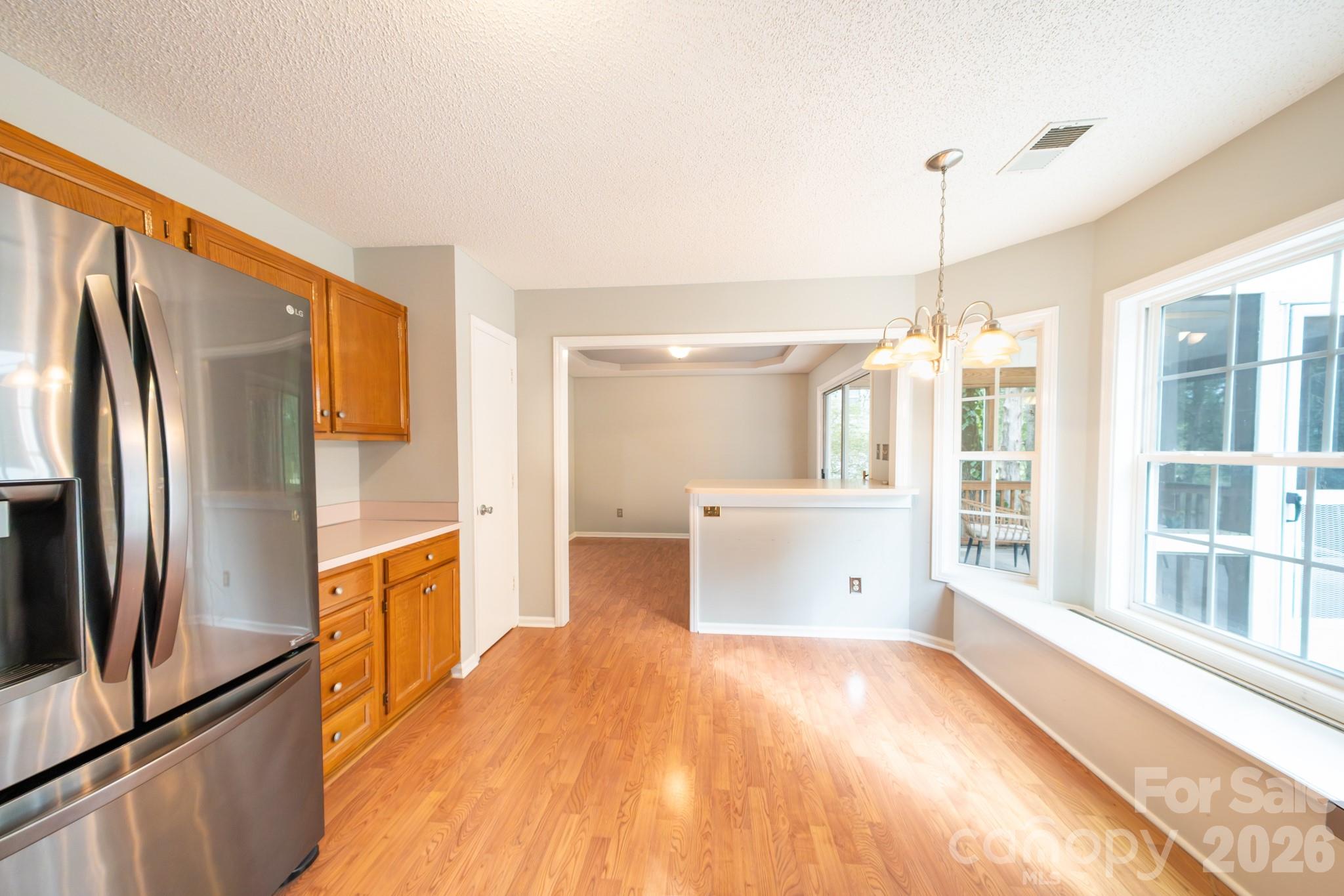 Eat-in kitchen with breakfast bar - 13836 Poppleton Court, Charlotte