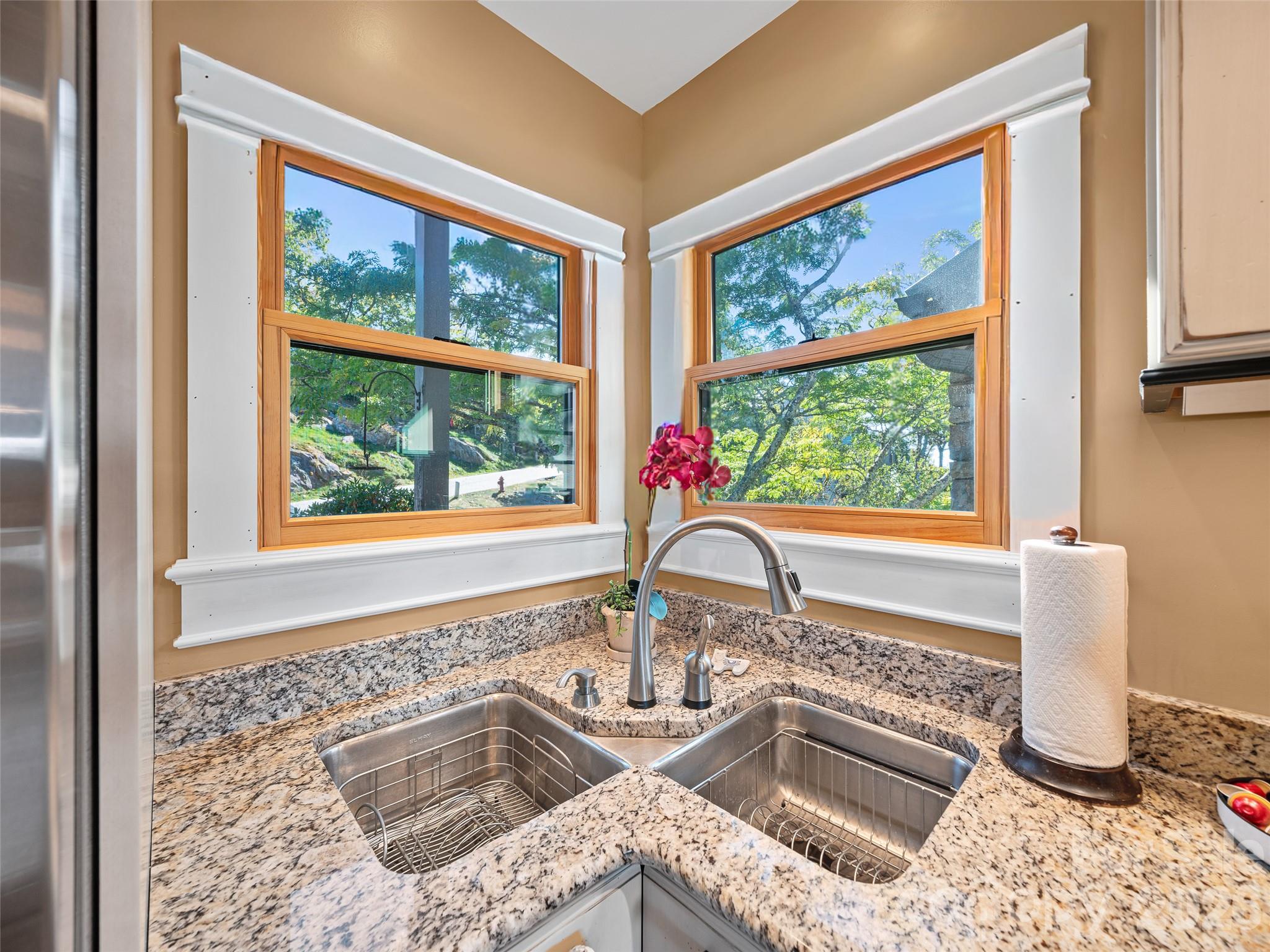 Dbl-sinks and lot's of natural light - 80 Slickrock Road, Burnsville