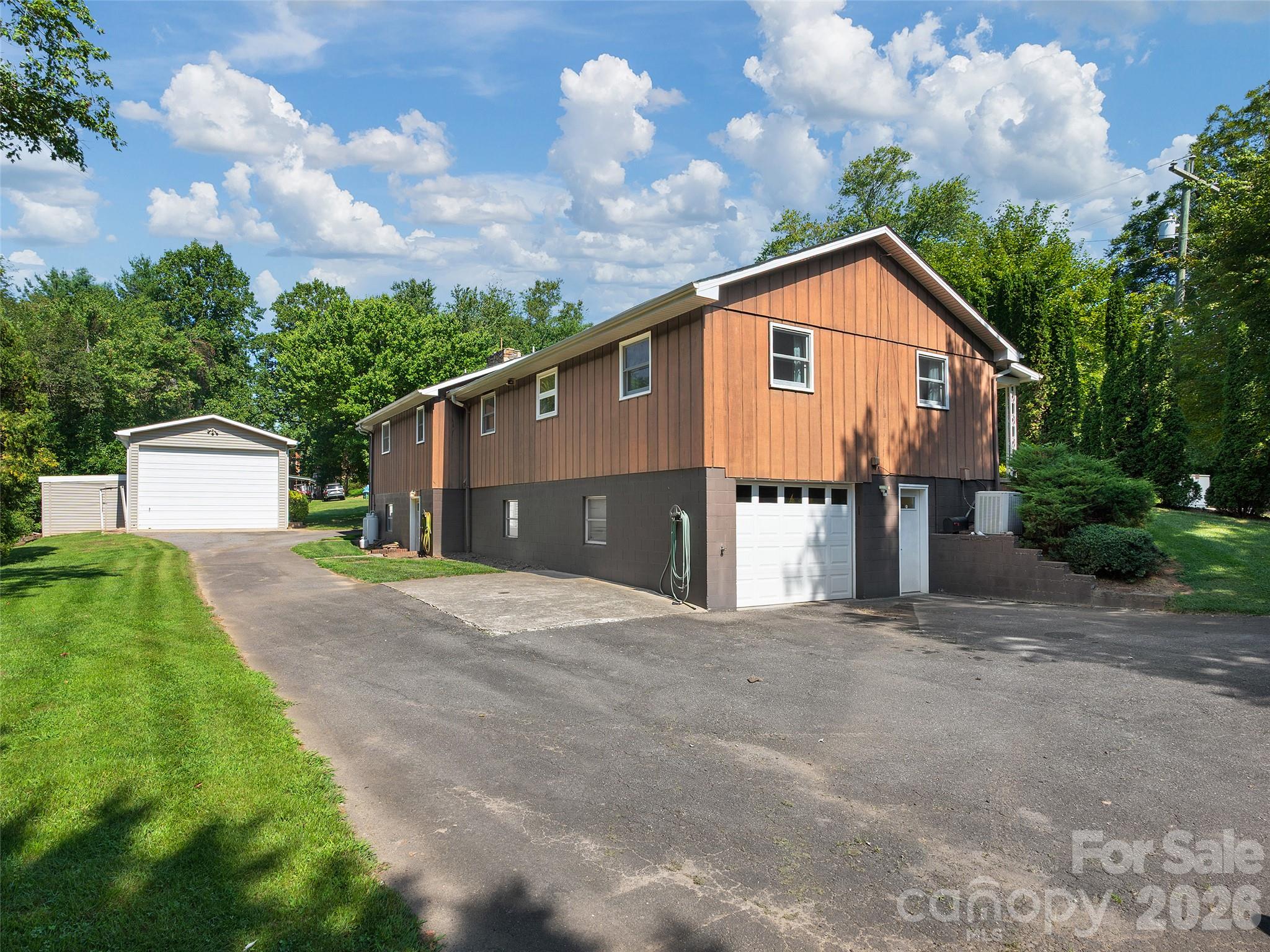 Single Family Residence at 16 Ben Lippen Road, Asheville, photo 3 of 26