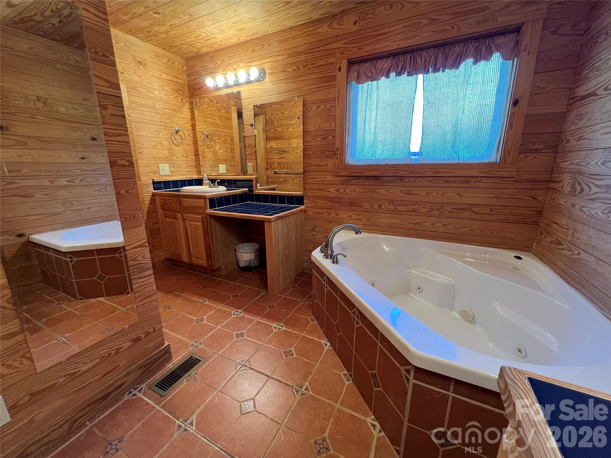 Master bath - 651 Dills Road, Rutherfordton