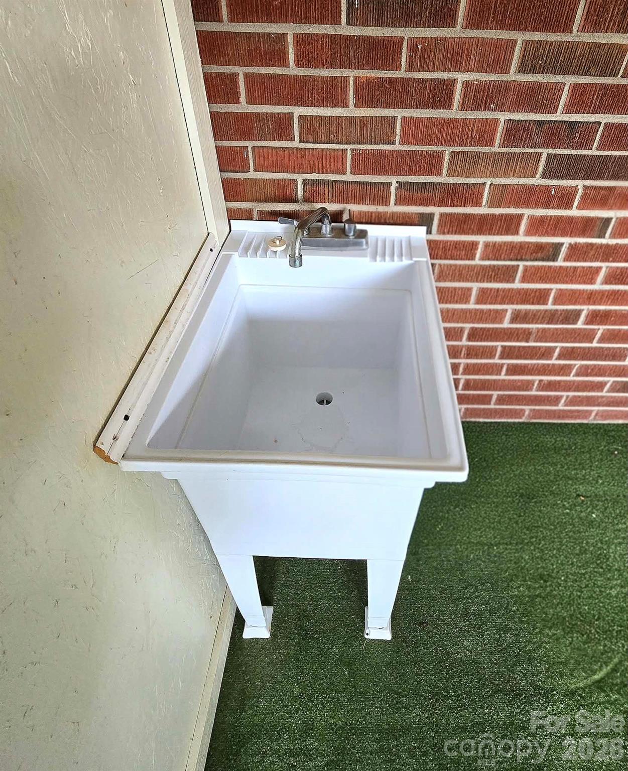 Outdoor water basin - 4107 Windwood Drive, Gastonia