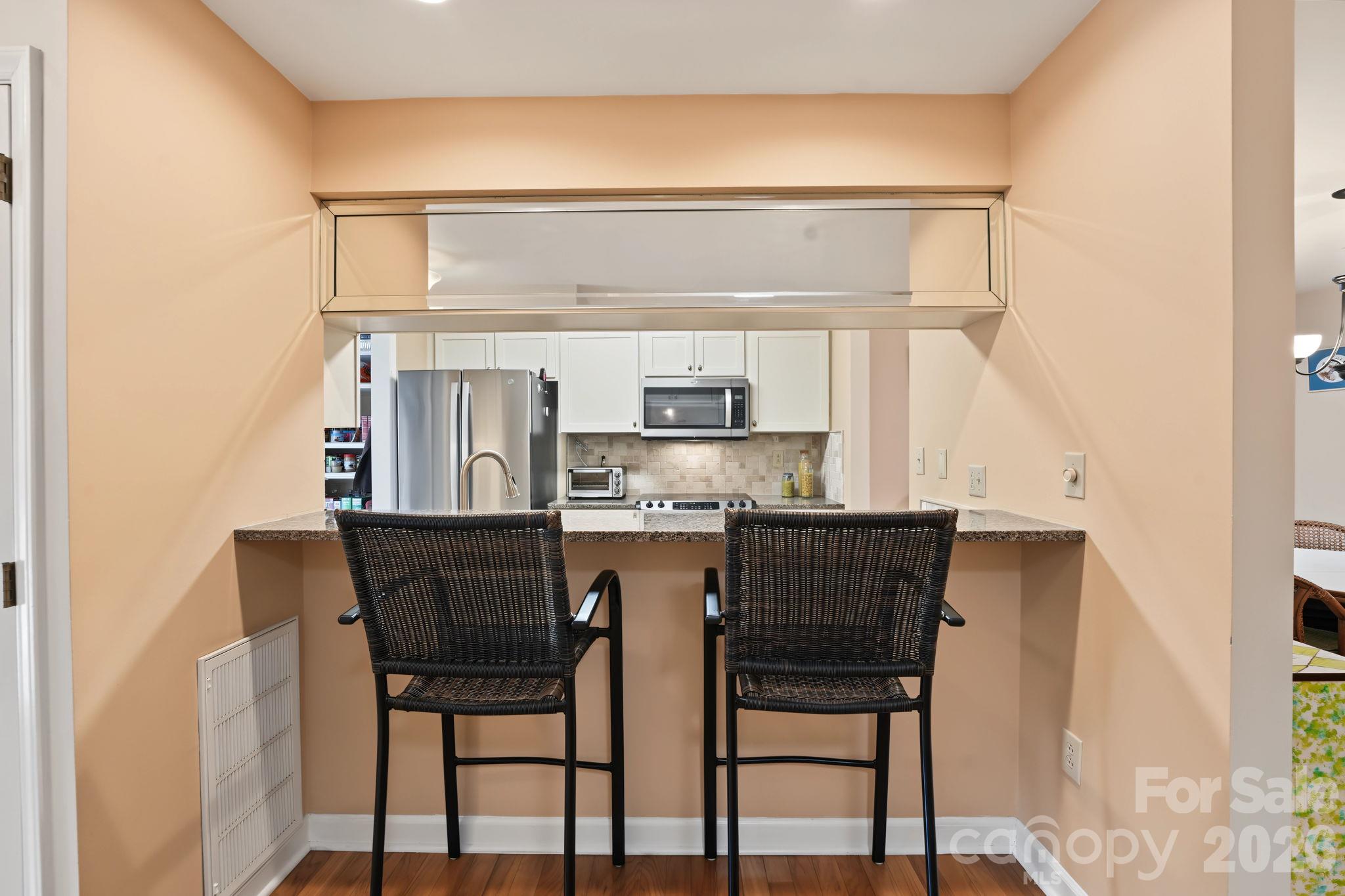 The breakfast bar is the perfect spot to entertain or have that casual meal - 420 English Ivy Court, Fort Mill