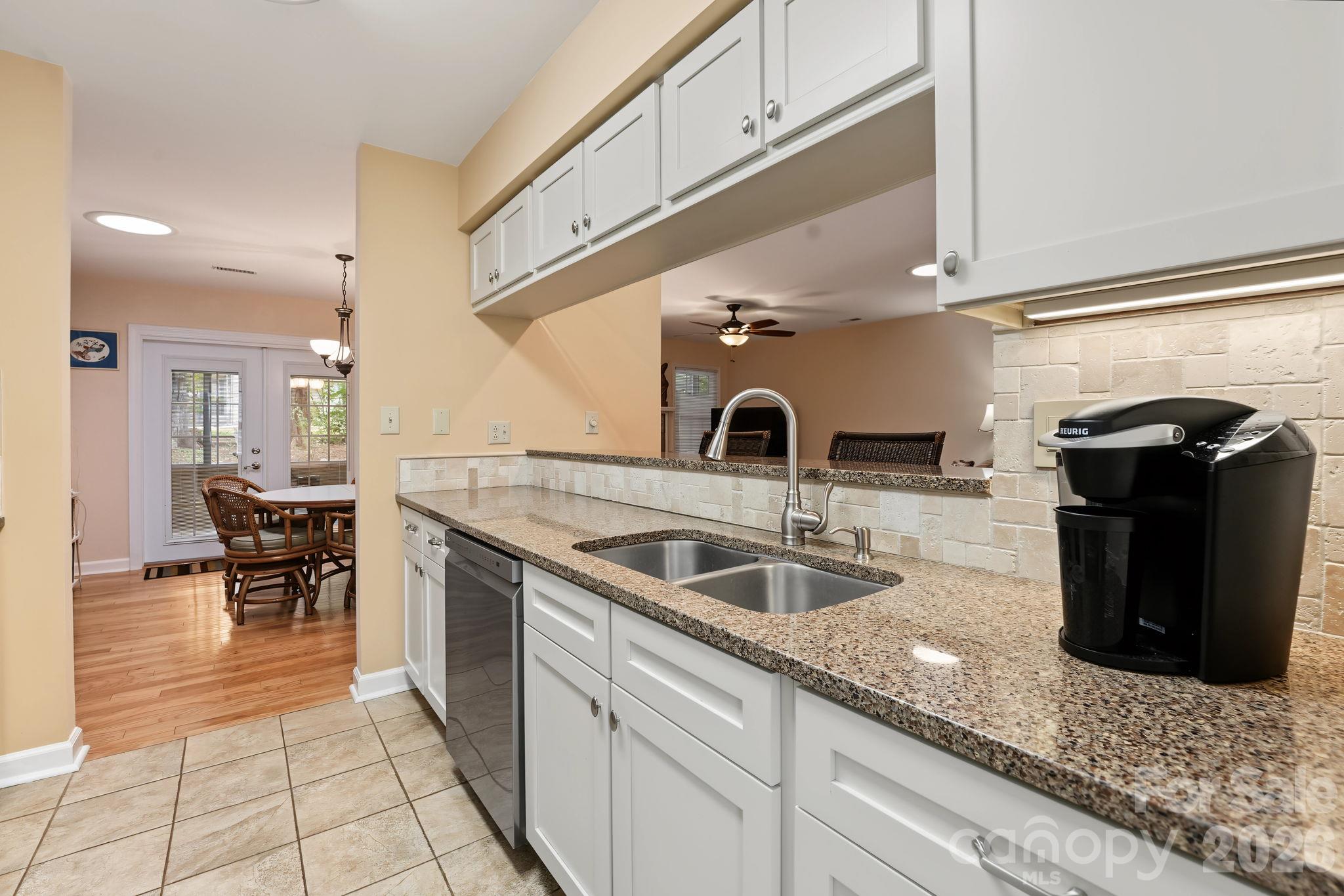 Granite countertops adorn this bright and cheerful kitchen - 420 English Ivy Court, Fort Mill