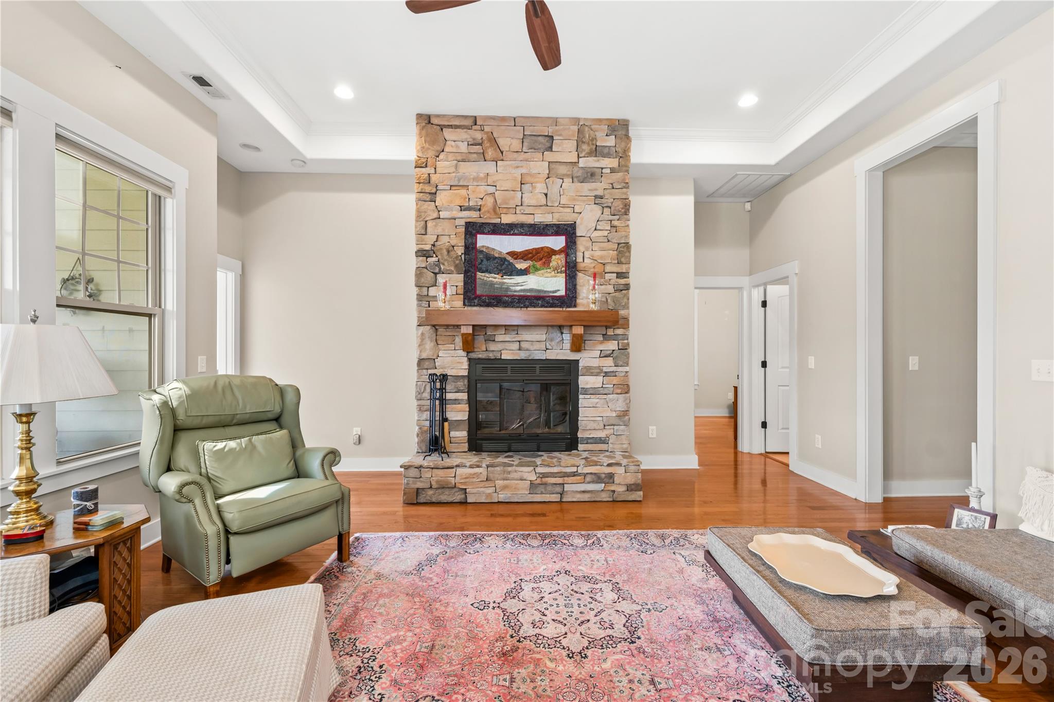 Cozy fireplace and tall tray ceilings - 27 Dreambird Drive, Leicester
