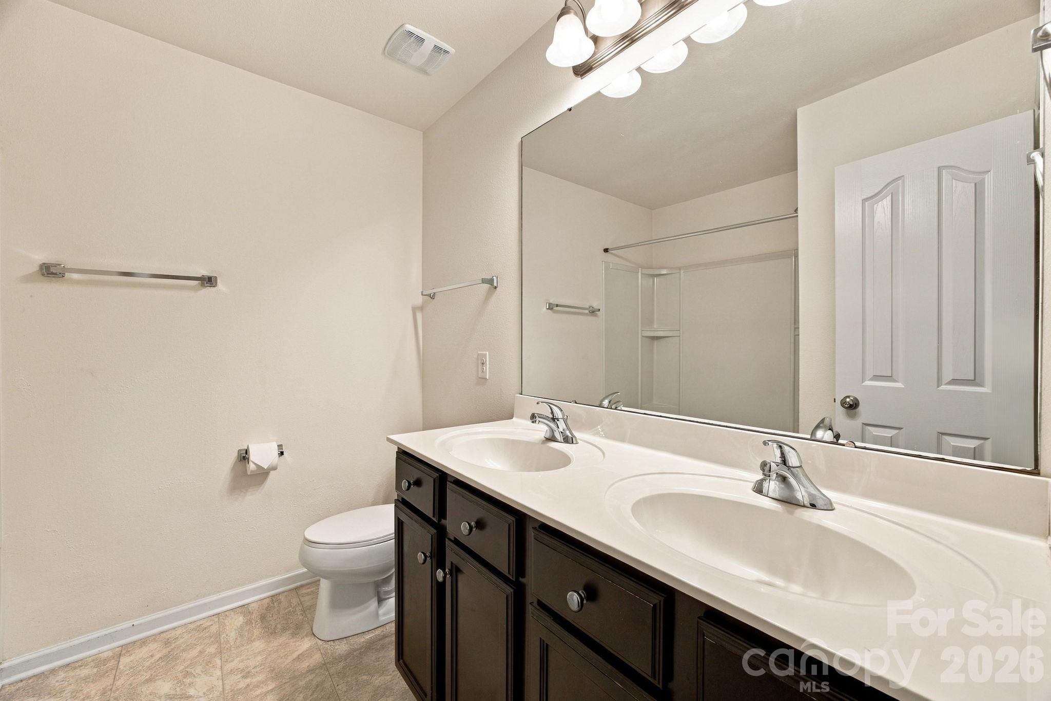 Hall Bath double sinks upstairs - 11604 Ragan Elizabeth Court, Charlotte