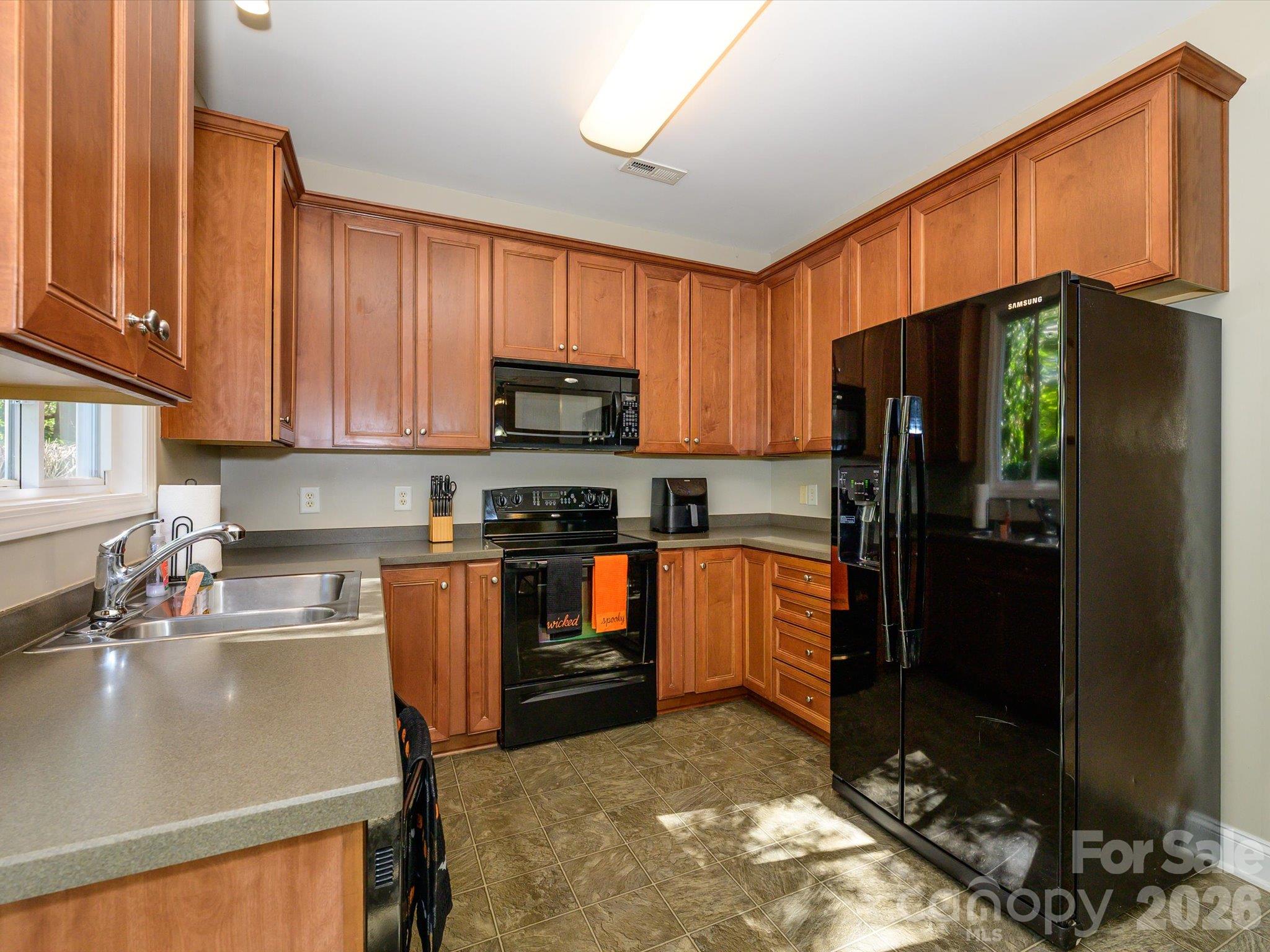 Single Family Residence at 9833 Coatbridge Drive, Charlotte, photo 10 of 42